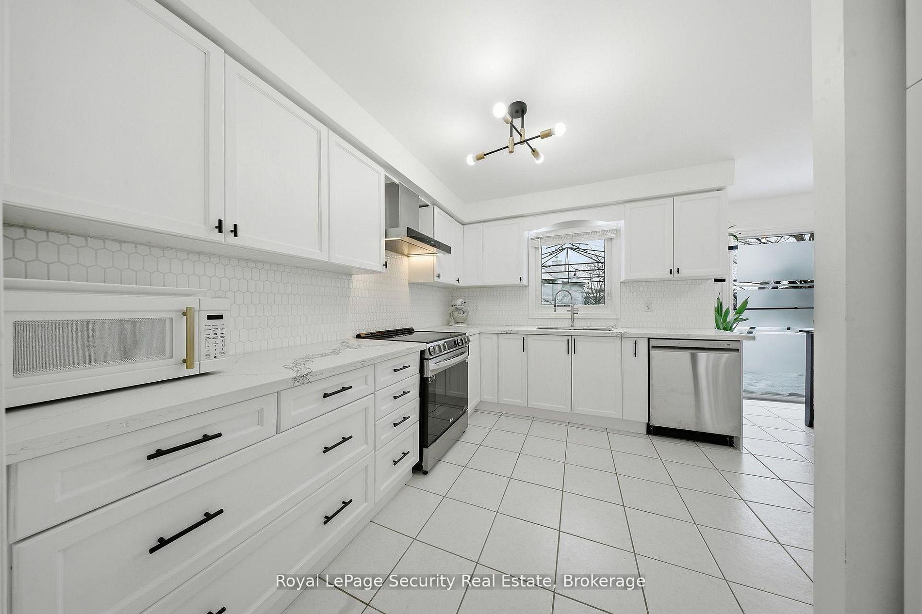 Photo 15 of 122 Browning Trail, Barrie, Letitia Heights — HOMEH