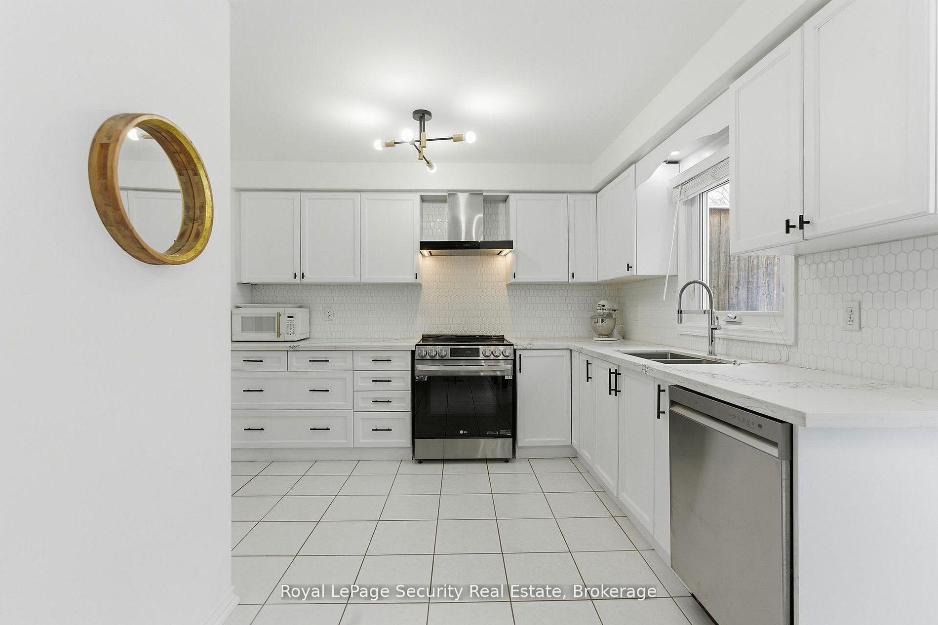 Photo 16 of 122 Browning Trail, Barrie, Letitia Heights — HOMEH