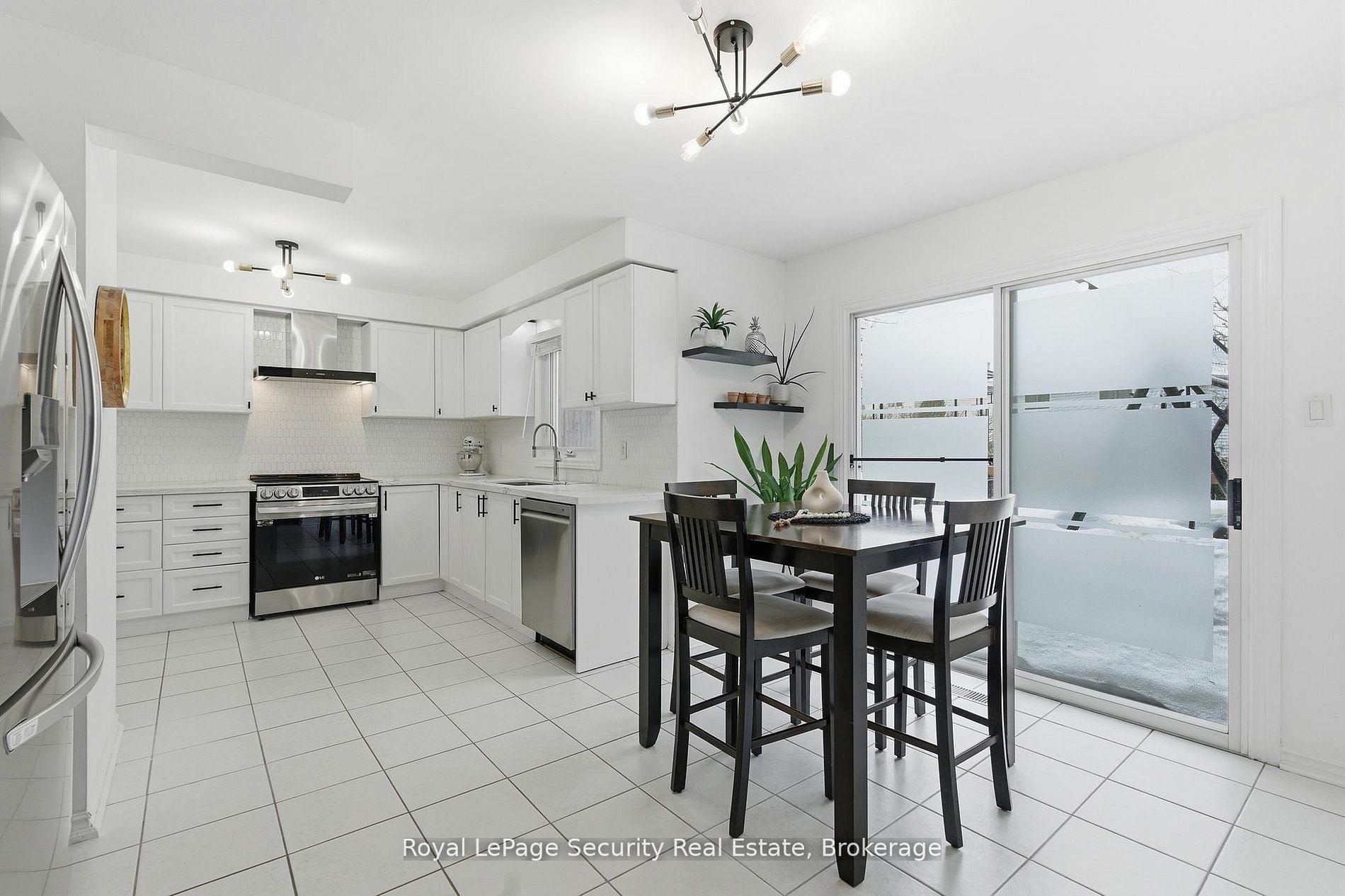 Photo 17 of 122 Browning Trail, Barrie, Letitia Heights — HOMEH