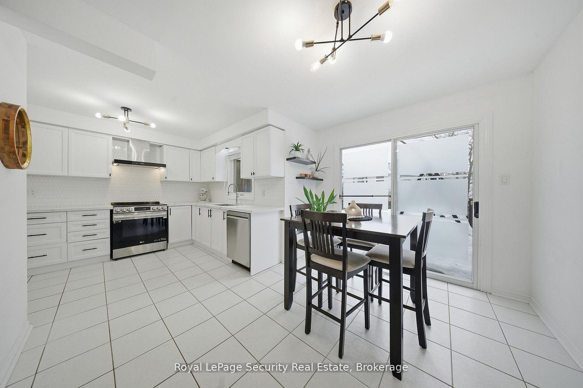 Photo 18 of 122 Browning Trail, Barrie, Letitia Heights — HOMEH