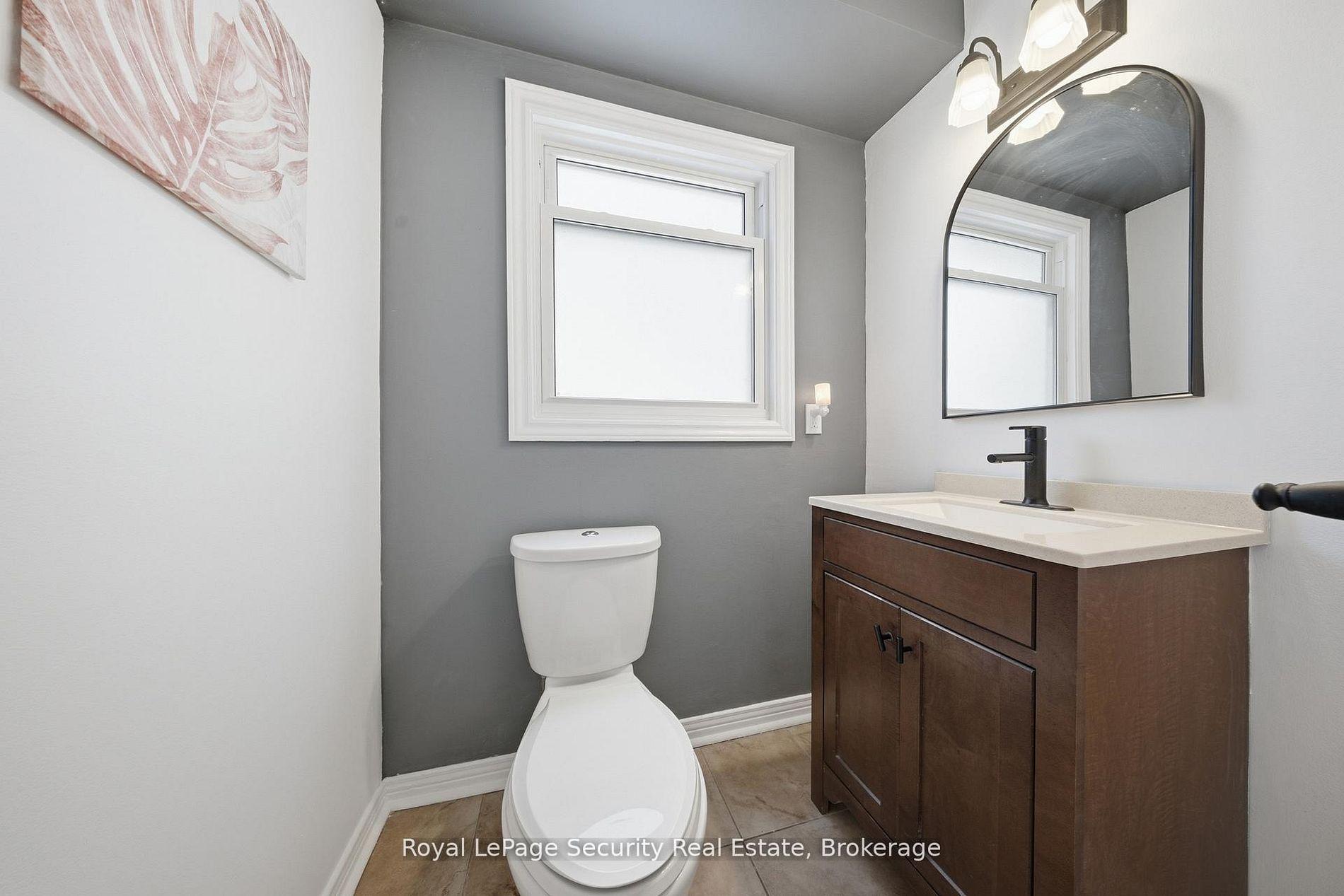 Photo 22 of 122 Browning Trail, Barrie, Letitia Heights — HOMEH