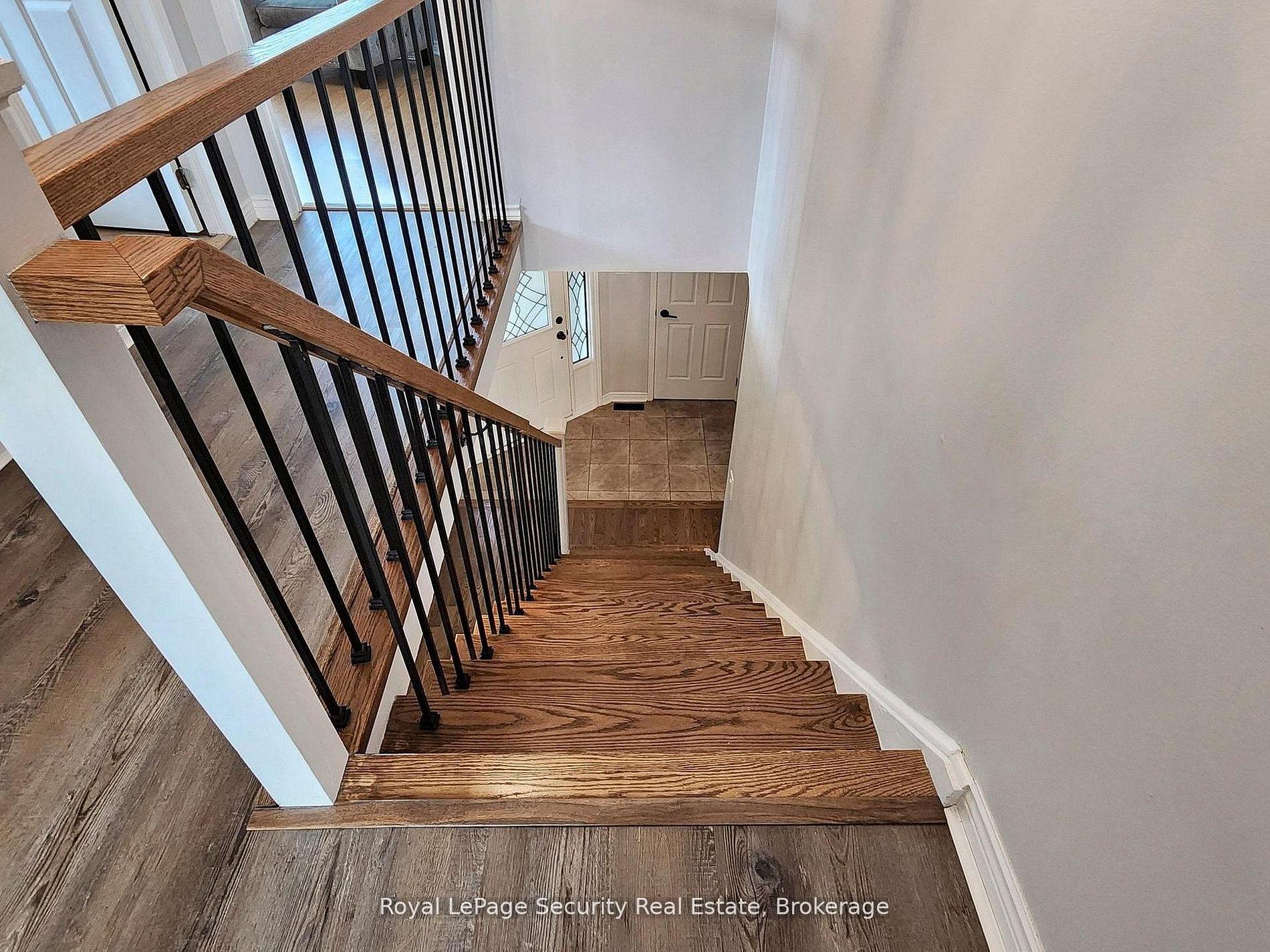 Photo 23 of 122 Browning Trail, Barrie, Letitia Heights — HOMEH