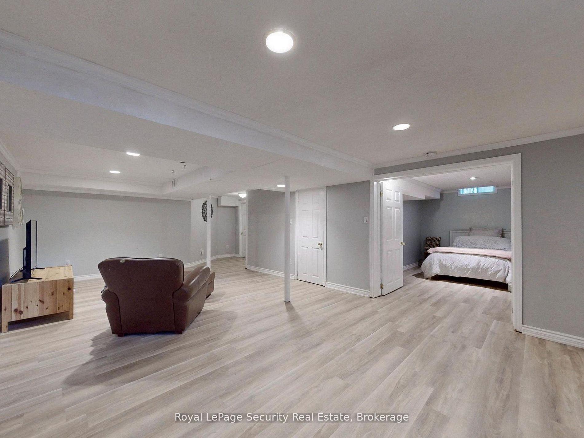 Photo 37 of 122 Browning Trail, Barrie, Letitia Heights — HOMEH
