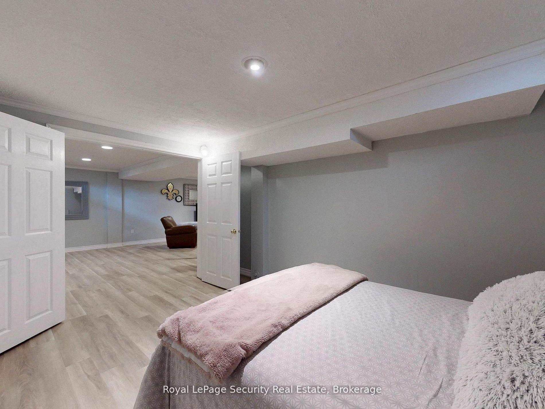 Photo 38 of 122 Browning Trail, Barrie, Letitia Heights — HOMEH