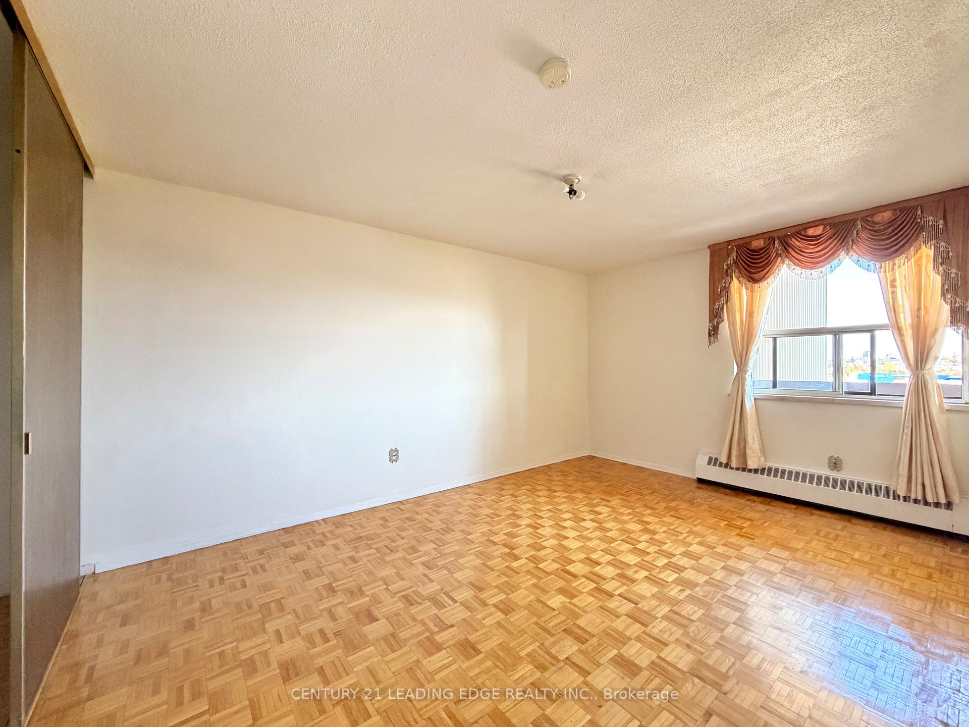 Photo 5 of Unit 1007, 1455 Lawrence Avenue W, North York, Brookhaven-Amesbury — HOMEH