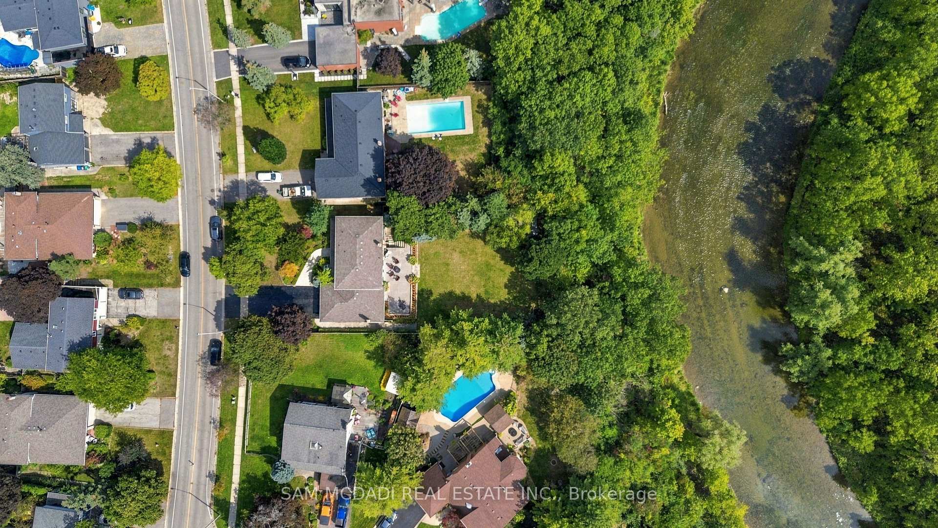 Photo 2 of 21 Kenninghall Boulevard, Mississauga, Streetsville — HOMEH