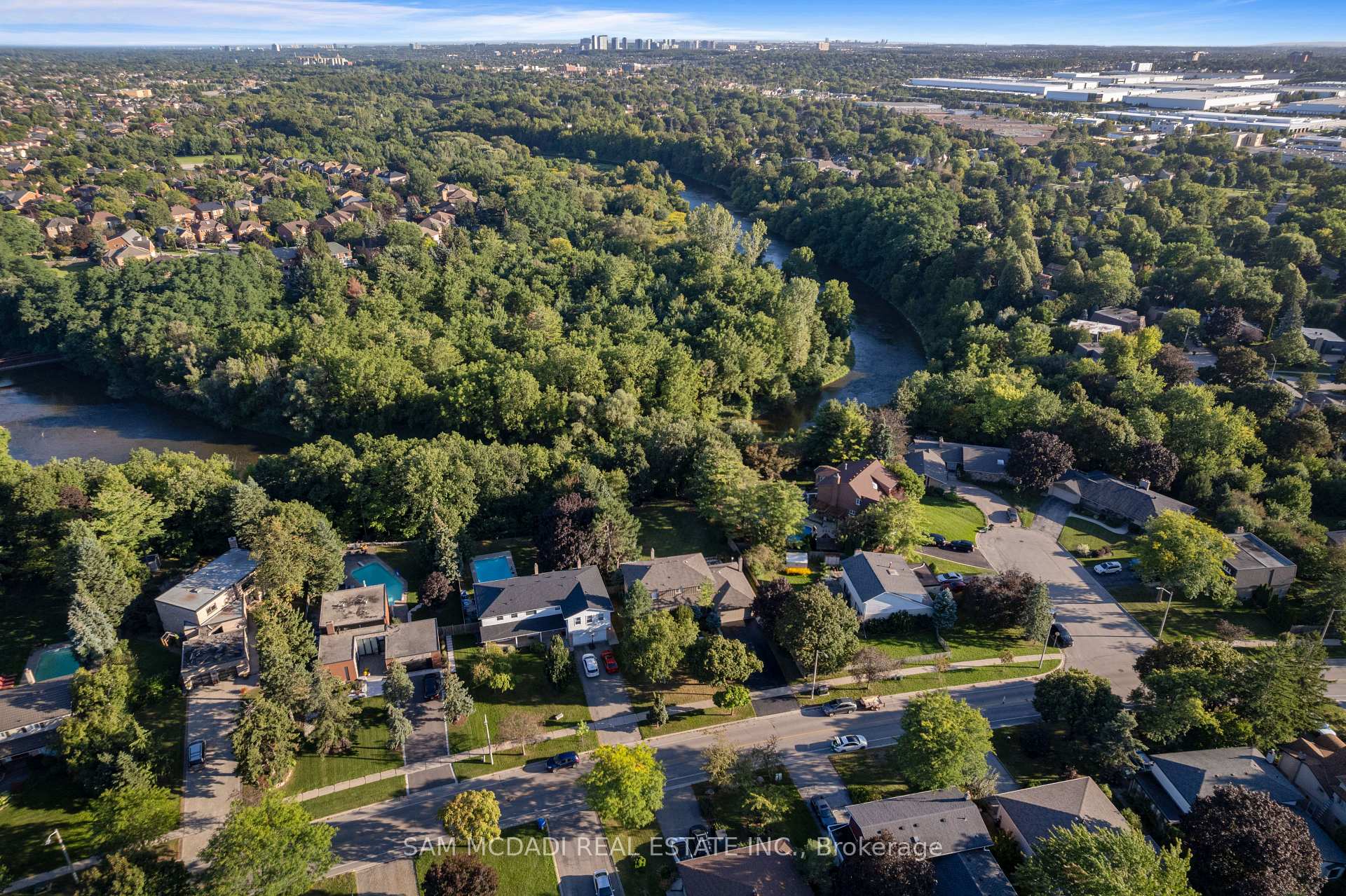 Photo 3 of 21 Kenninghall Boulevard, Mississauga, Streetsville — HOMEH