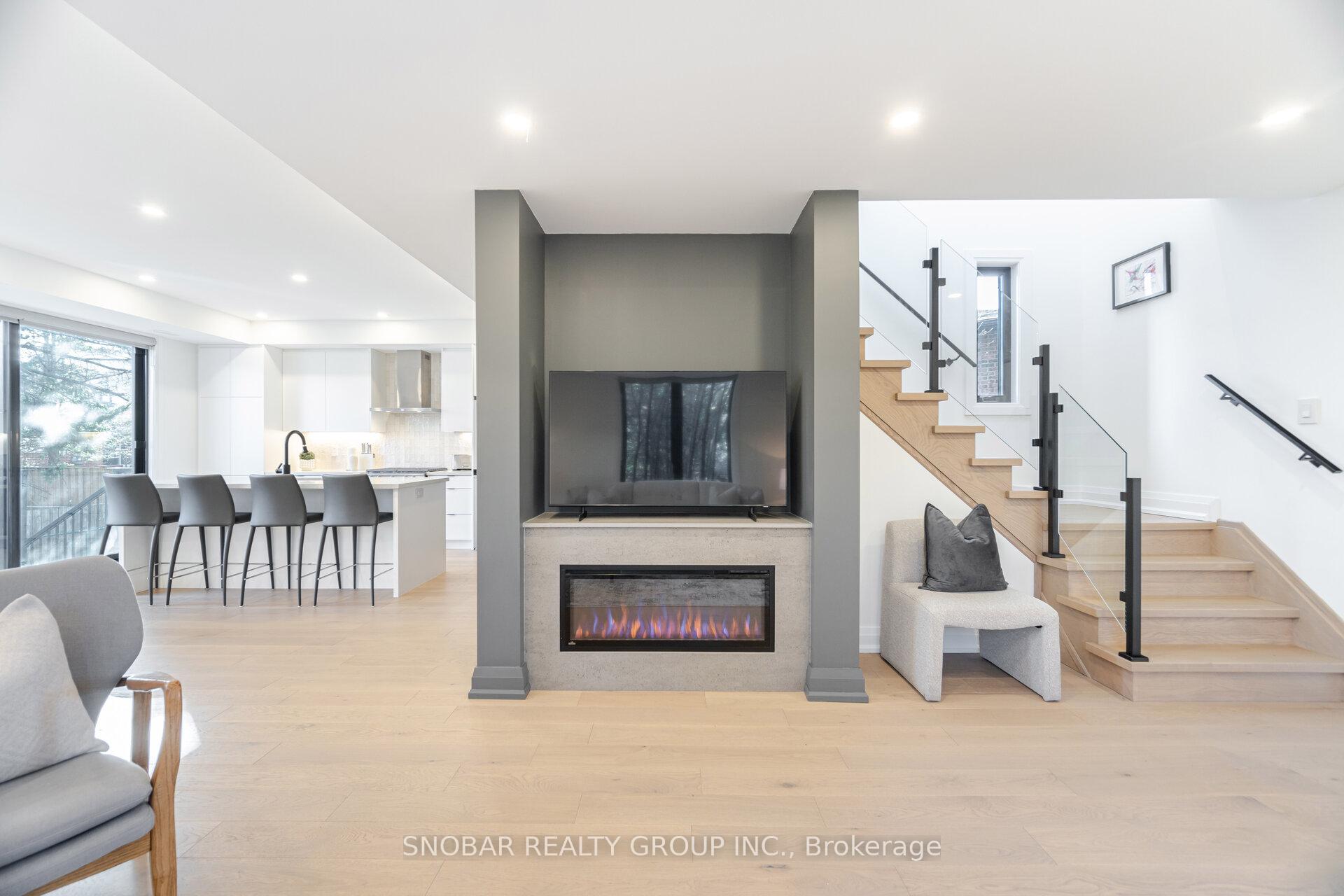 Photo 5 of 720 Hillman Crescent, Mississauga, Applewood — HOMEH