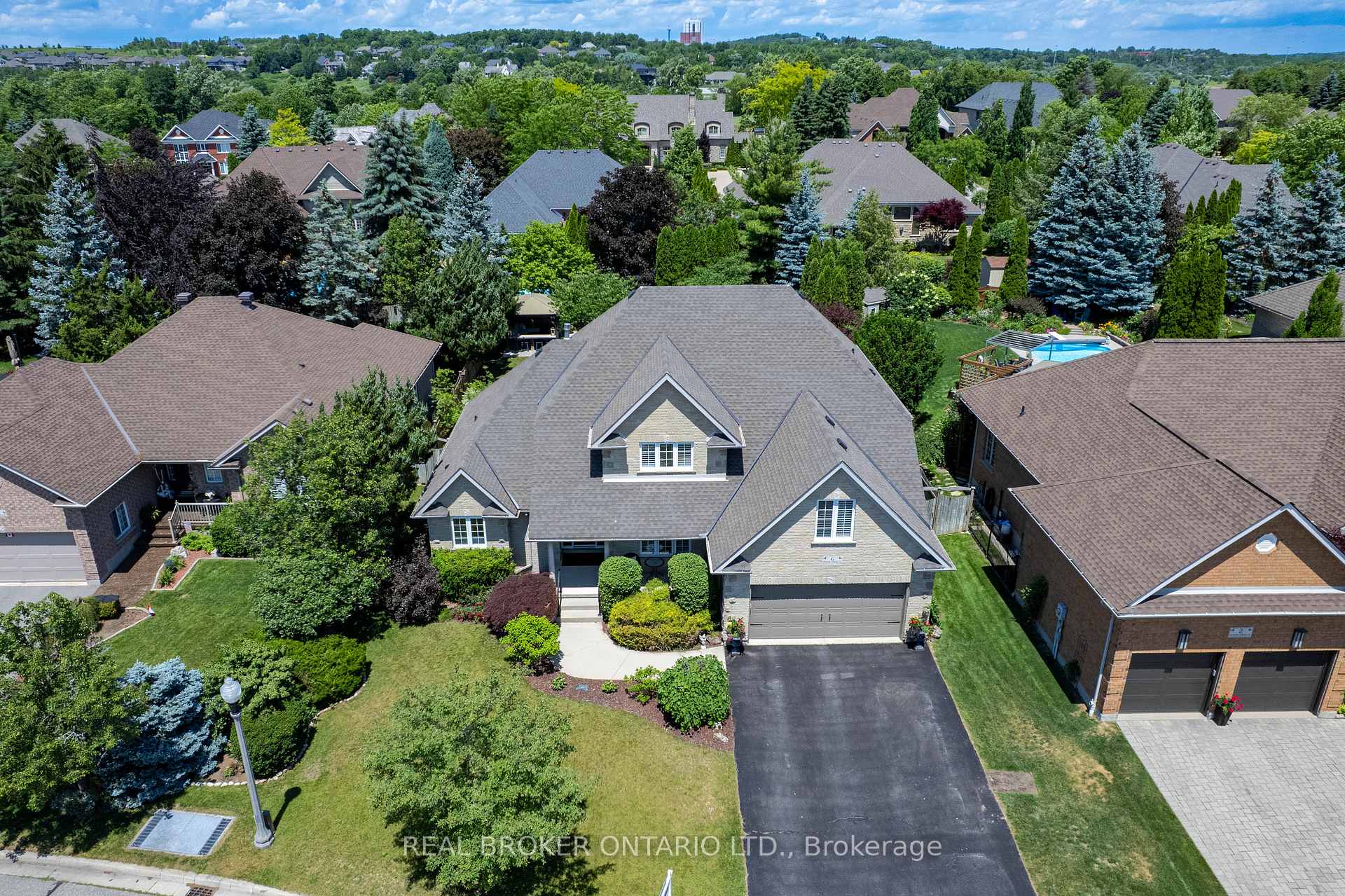 Photo 2 of 6 Pioneer Tower Crescent, Kitchener — HOMEH