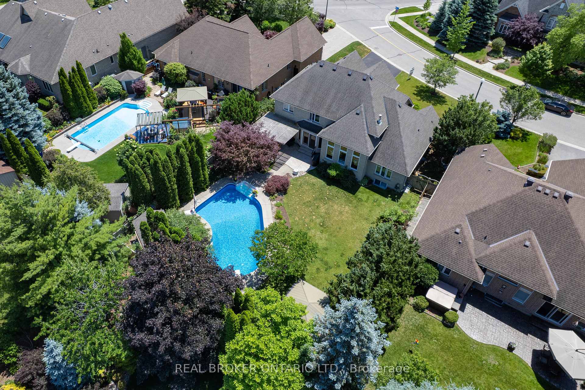 Photo 11 of 6 Pioneer Tower Crescent, Kitchener — HOMEH