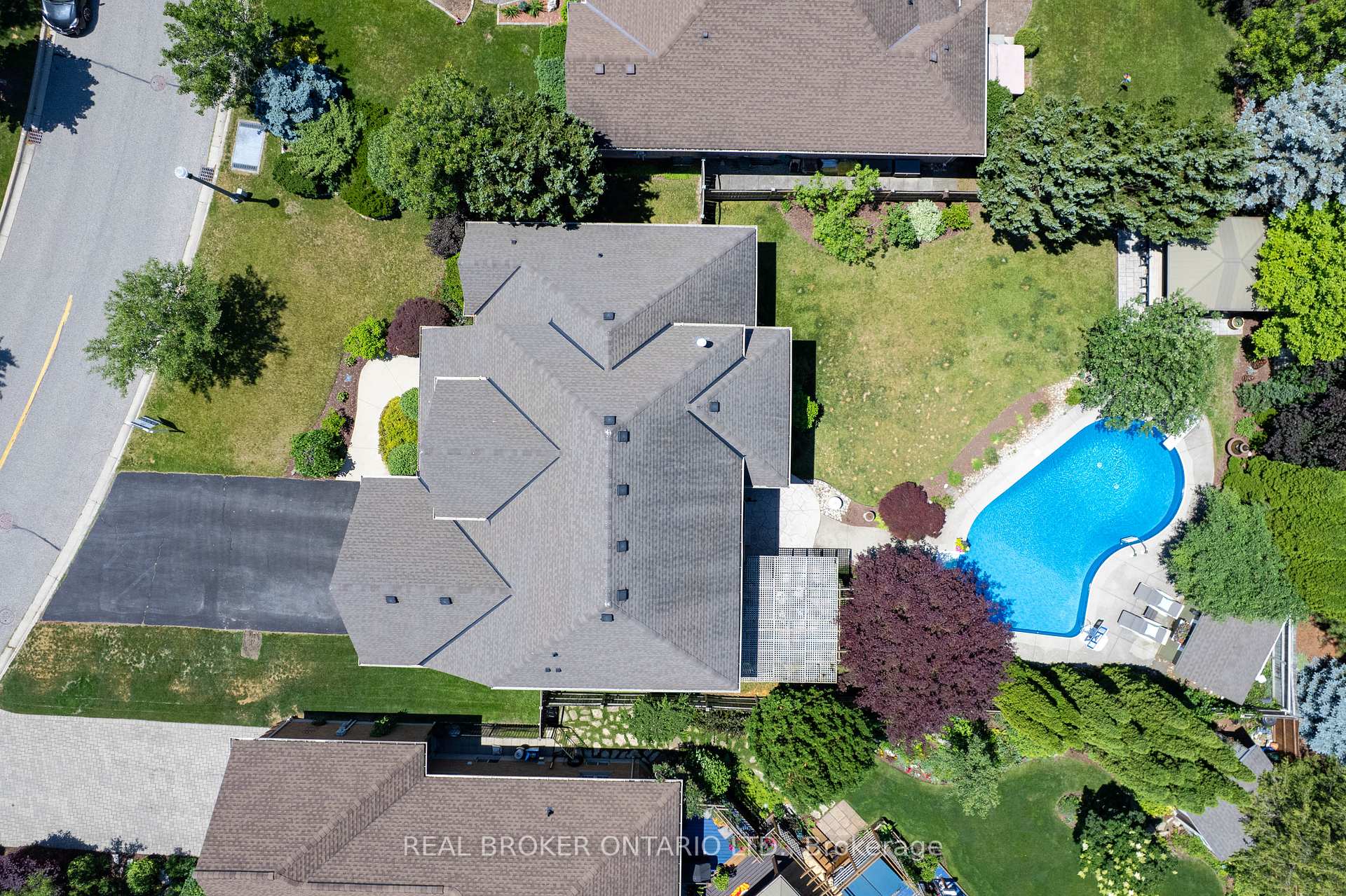 Photo 12 of 6 Pioneer Tower Crescent, Kitchener — HOMEH