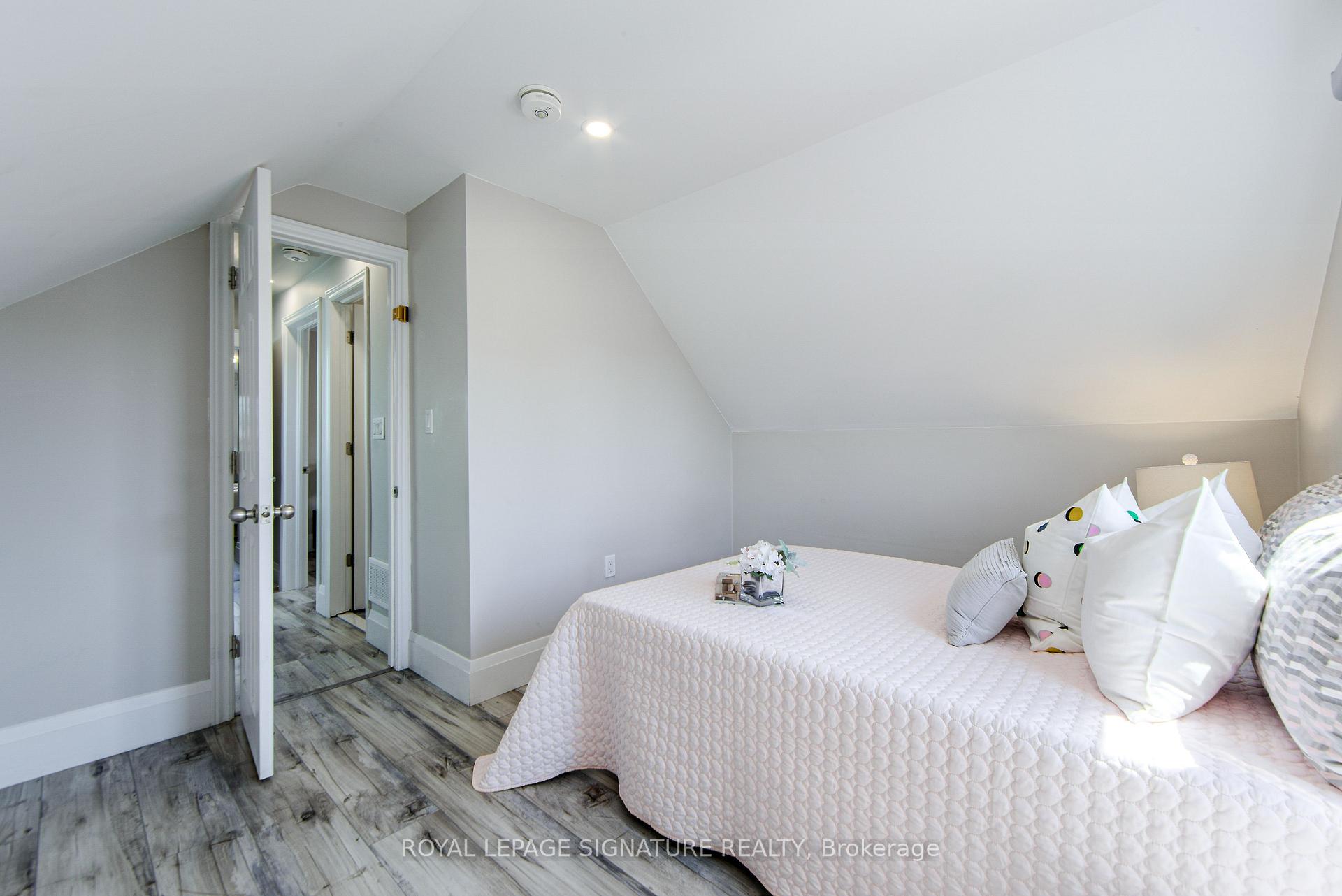 Photo 16 of 19 Schell Avenue, North York, Briar Hill-Belgravia — HOMEH
