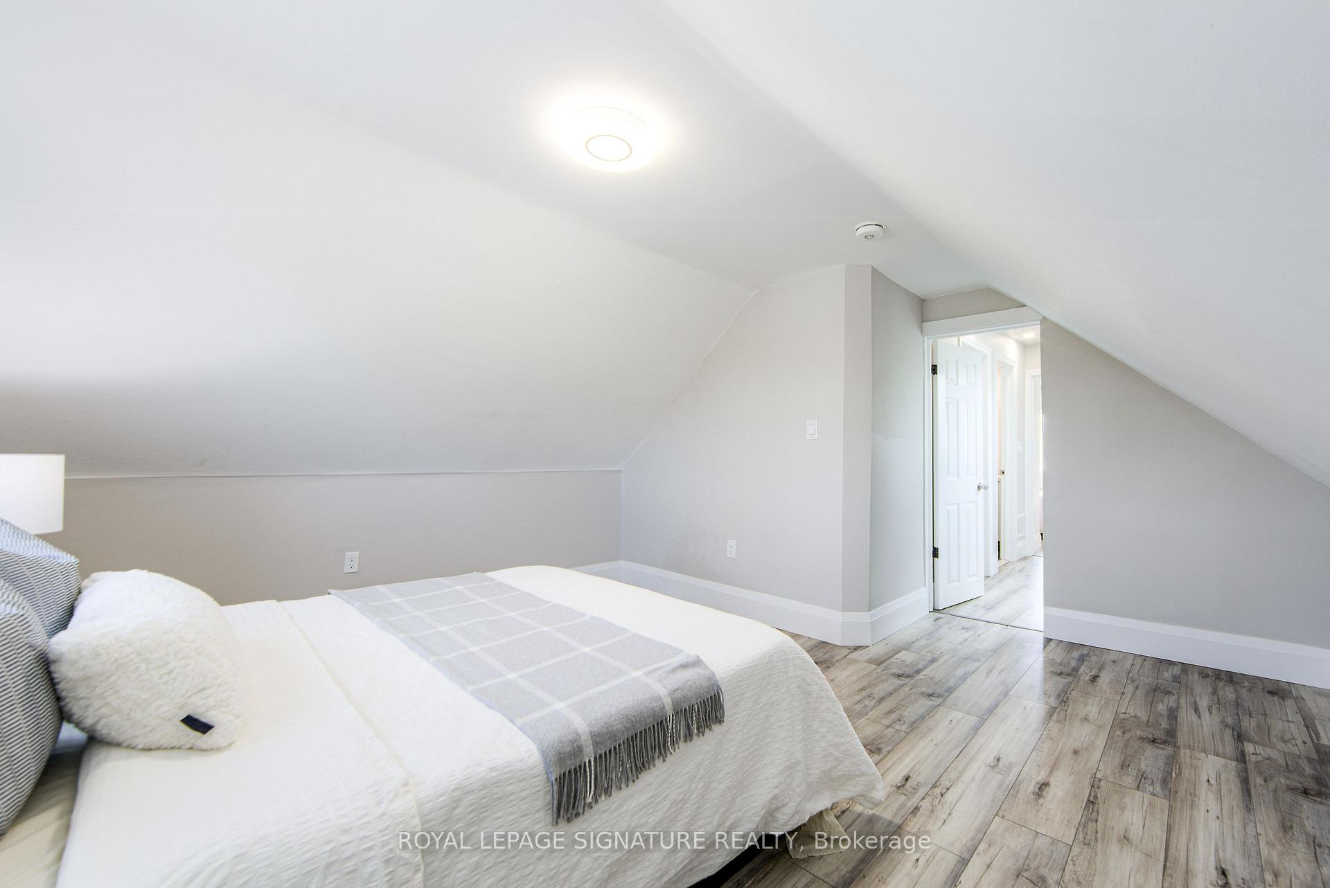 Photo 20 of 19 Schell Avenue, North York, Briar Hill-Belgravia — HOMEH