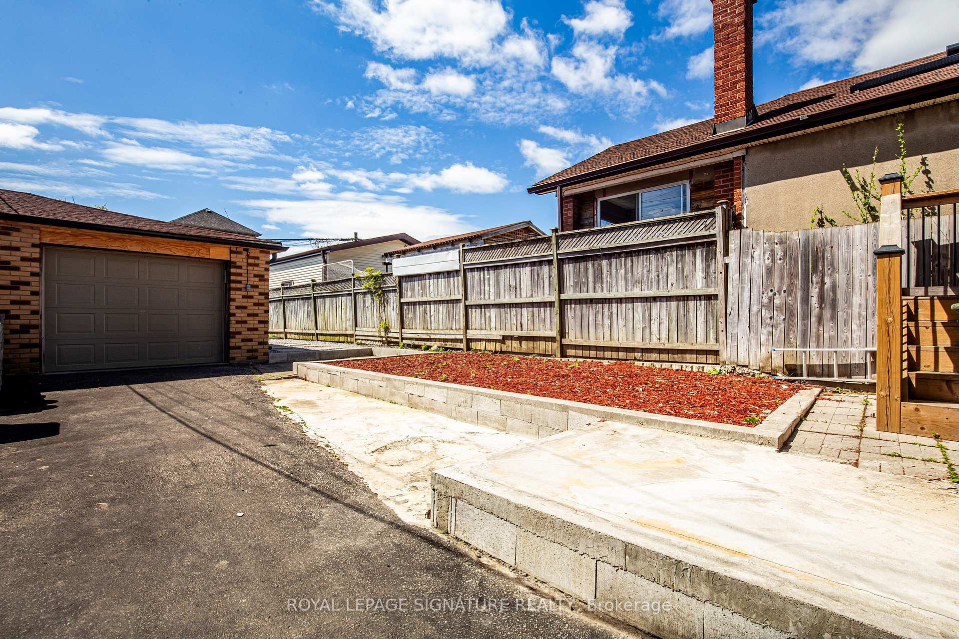 Photo 34 of 19 Schell Avenue, North York, Briar Hill-Belgravia — HOMEH