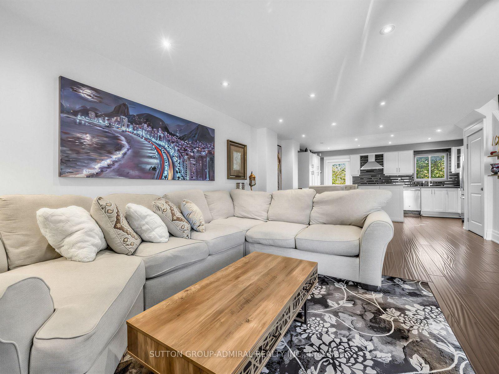 Photo 5 of 18 Riviera Drive, Vaughan, Glen Shields — HOMEH