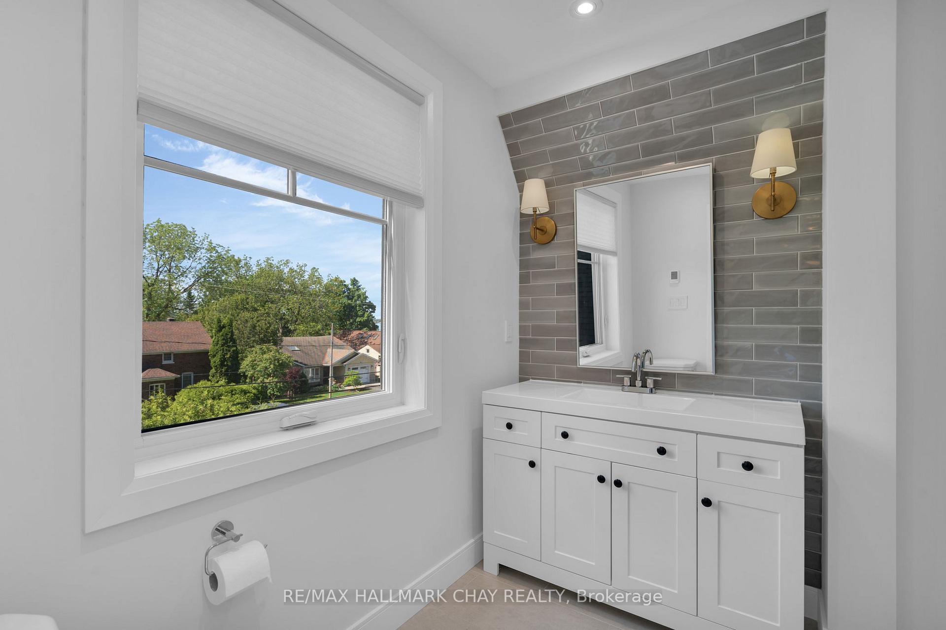 Photo 25 of 98 Shanty Bay Road, Barrie, North Shore — HOMEH