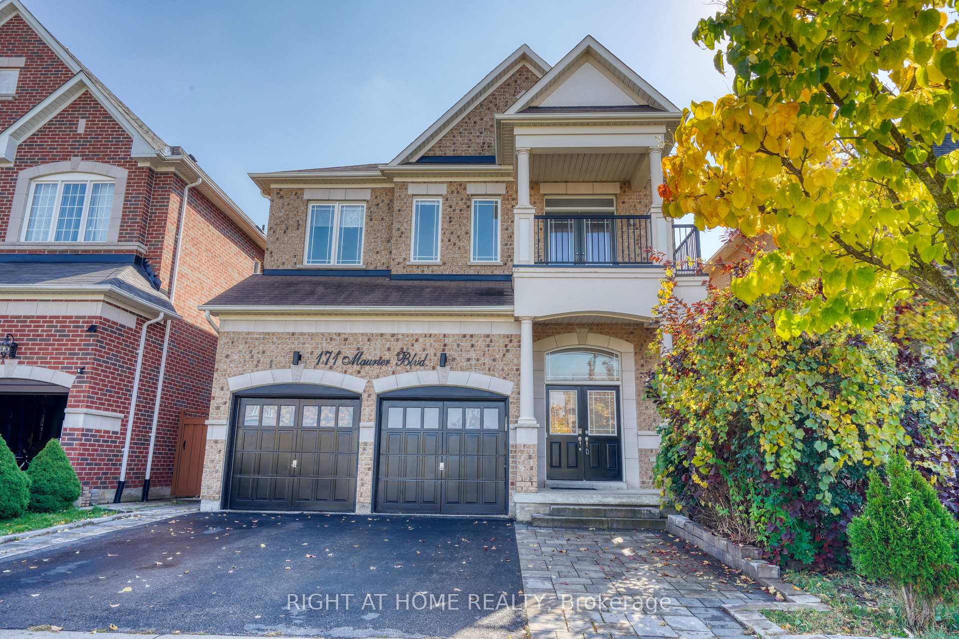 Photo 2 of 171 Maurier Boulevard, Vaughan, Patterson — HOMEH