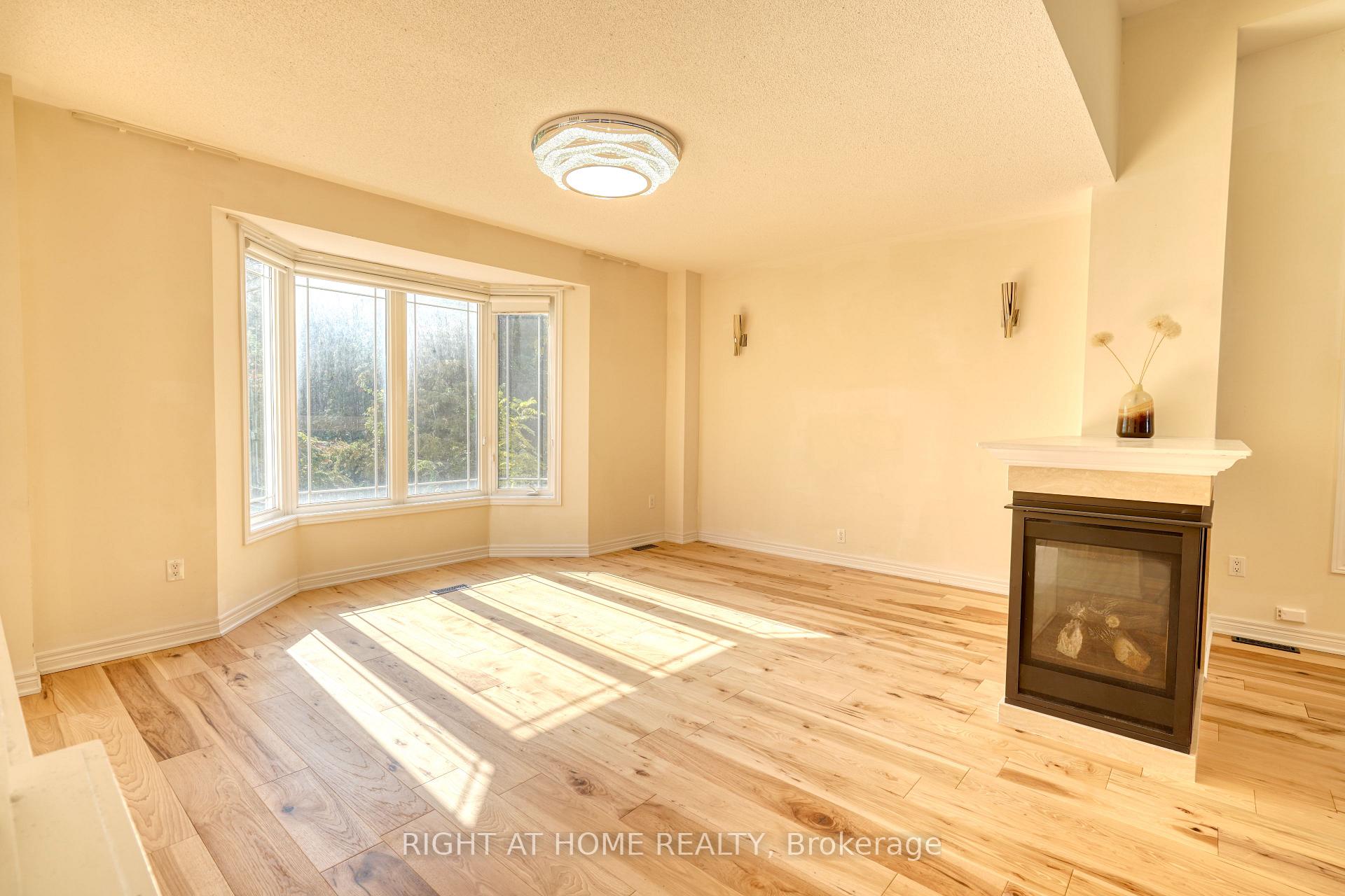 Photo 9 of 171 Maurier Boulevard, Vaughan, Patterson — HOMEH