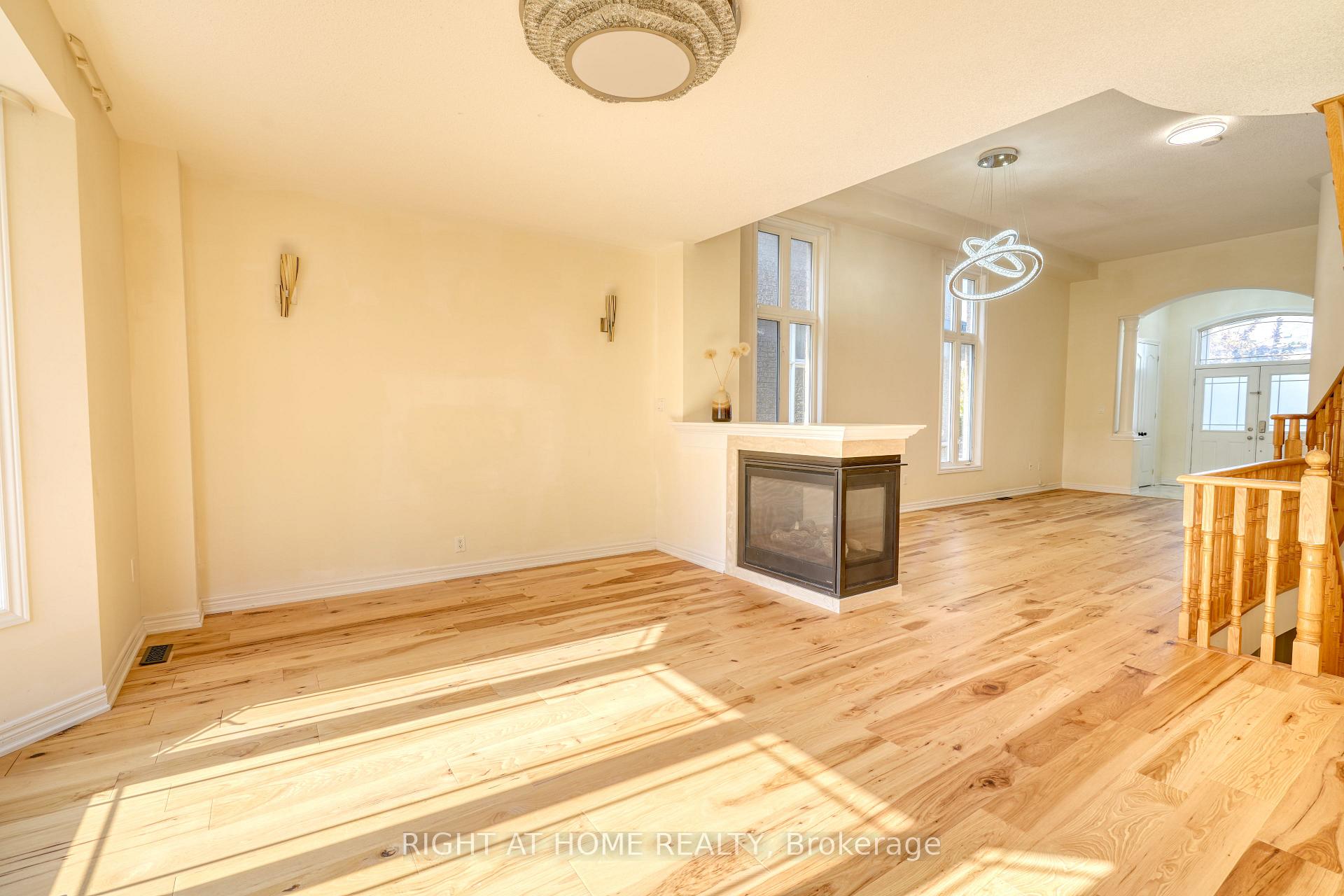 Photo 10 of 171 Maurier Boulevard, Vaughan, Patterson — HOMEH