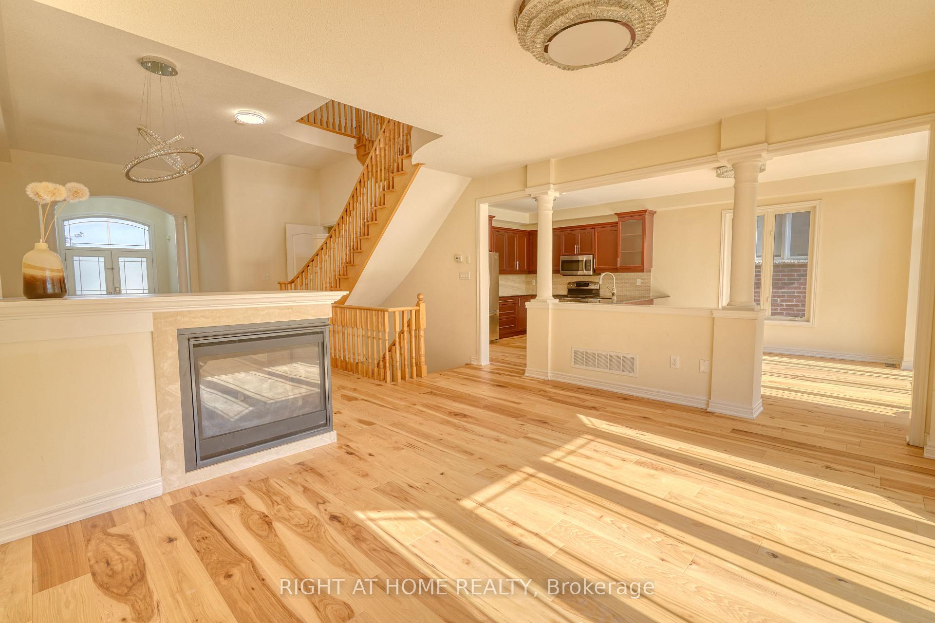 Photo 11 of 171 Maurier Boulevard, Vaughan, Patterson — HOMEH