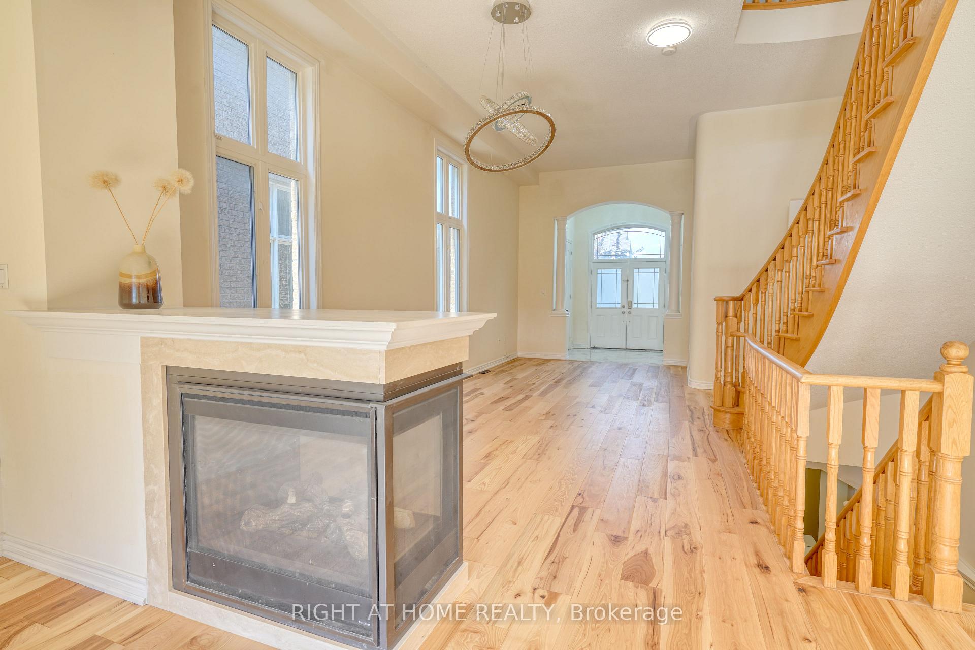 Photo 12 of 171 Maurier Boulevard, Vaughan, Patterson — HOMEH
