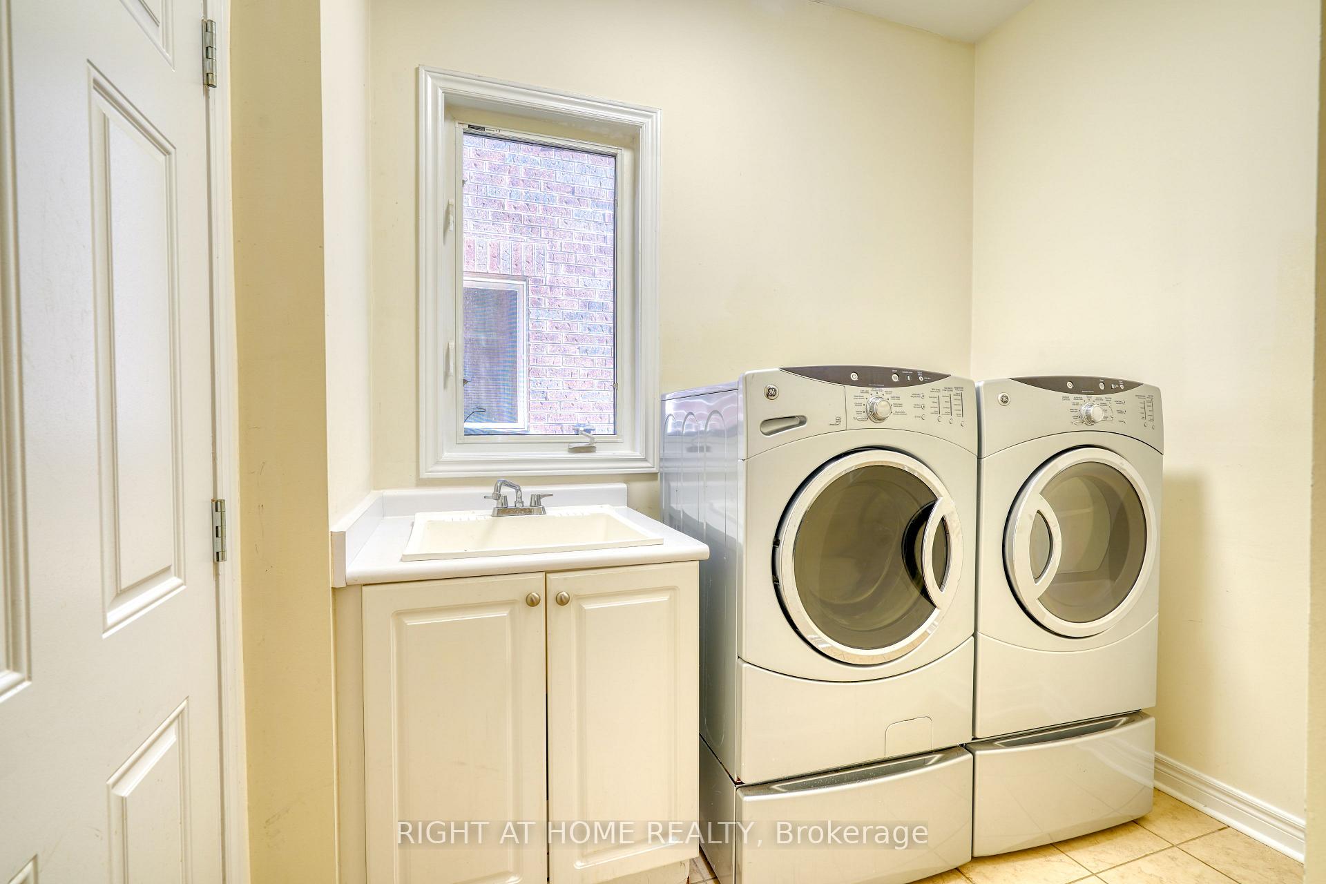 Photo 19 of 171 Maurier Boulevard, Vaughan, Patterson — HOMEH