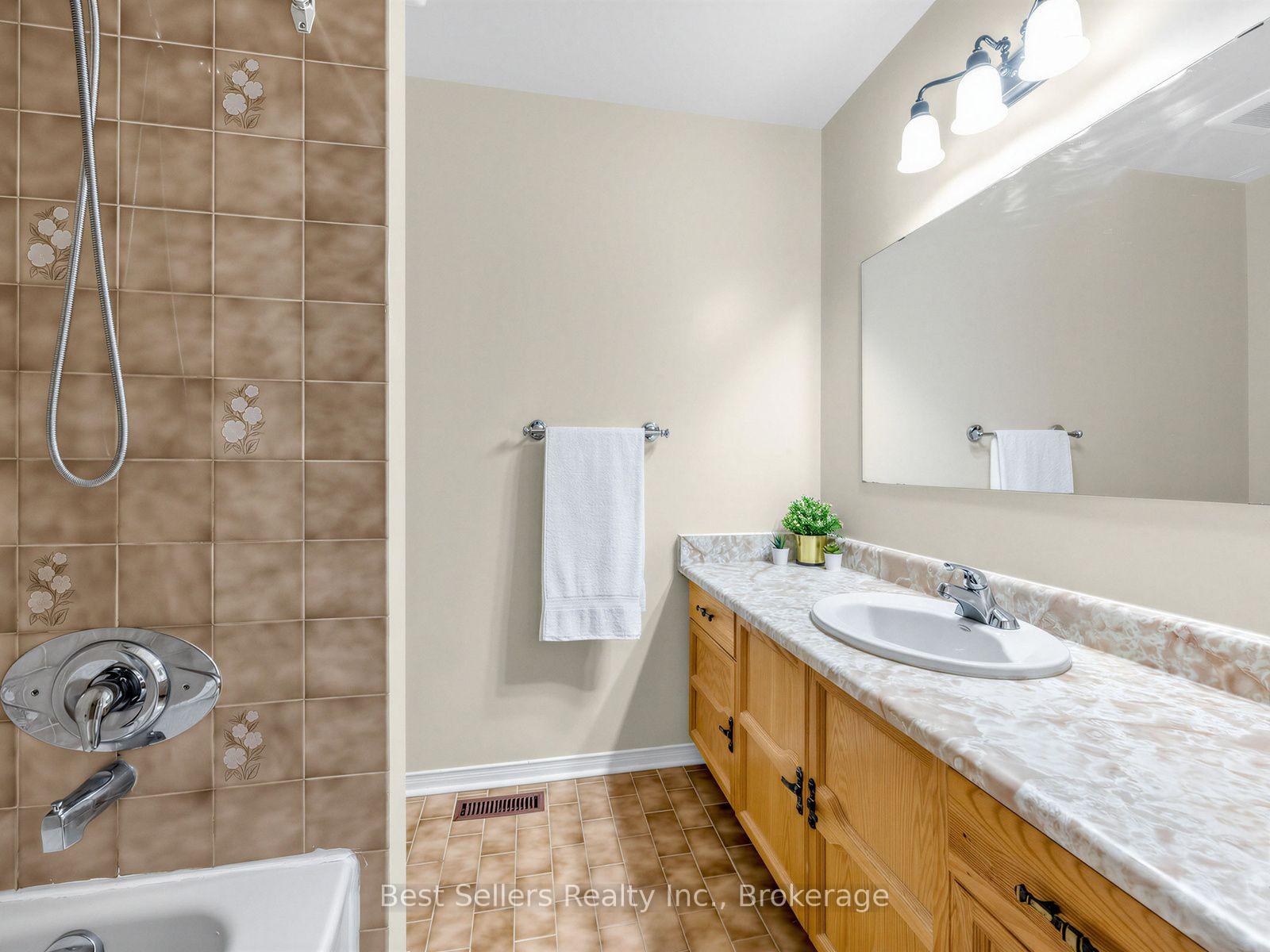 Photo 20 of 234 Lech Walesa Drive, Mississauga, Fairview — HOMEH