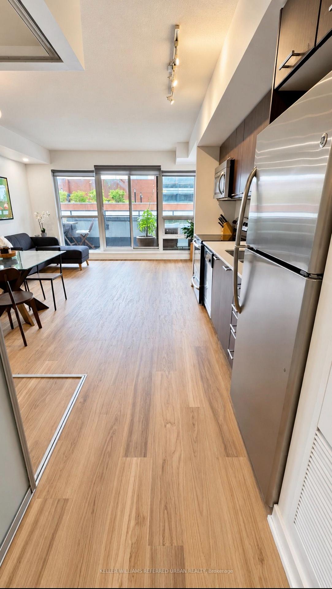 Photo 3 of 2220 Lakeshore Boulevard, Etobicoke, Mimico — HOMEH