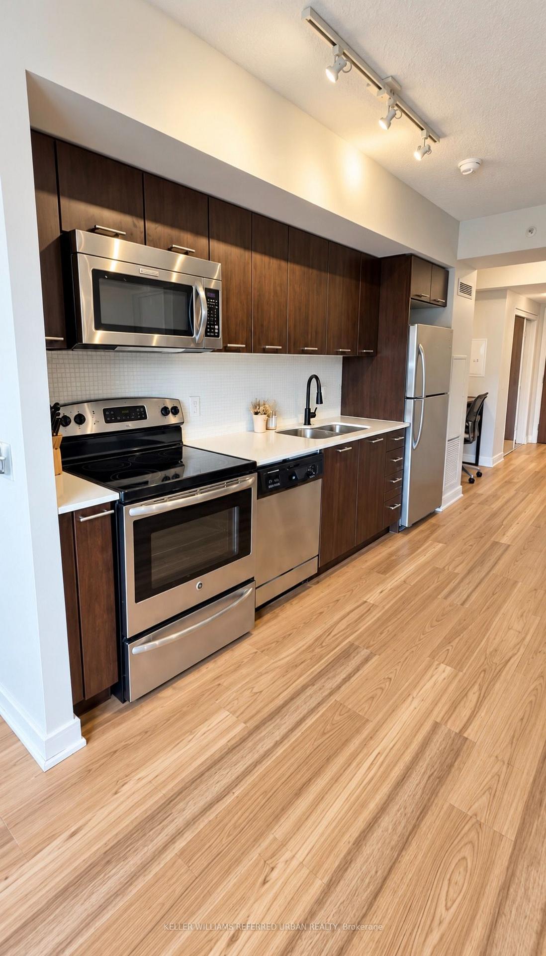 Photo 4 of 2220 Lakeshore Boulevard, Etobicoke, Mimico — HOMEH