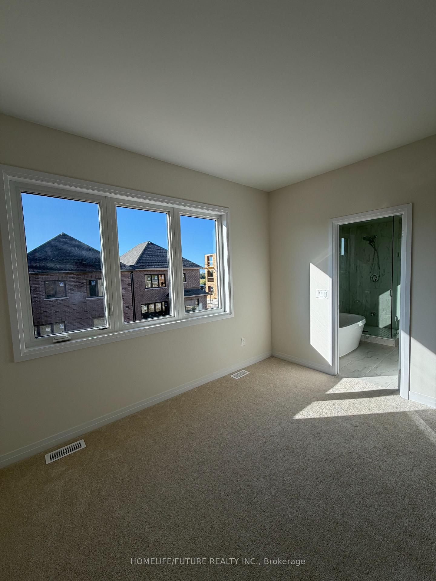Photo 3 of 33 Ivy Run Crescent, Whitby, Rural Whitby — HOMEH