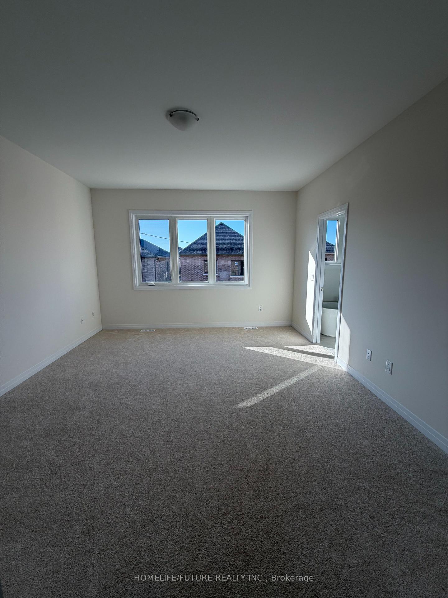Photo 4 of 33 Ivy Run Crescent, Whitby, Rural Whitby — HOMEH