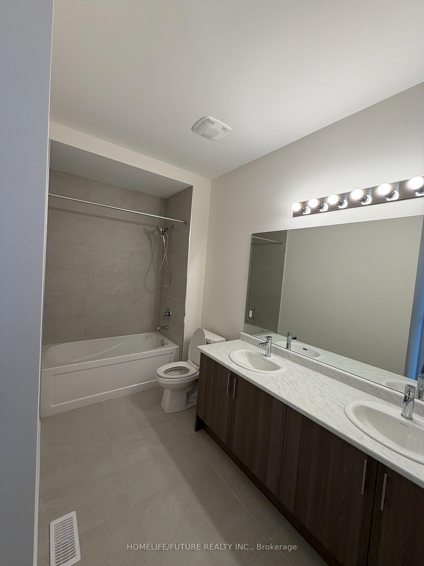 Photo 5 of 33 Ivy Run Crescent, Whitby, Rural Whitby — HOMEH