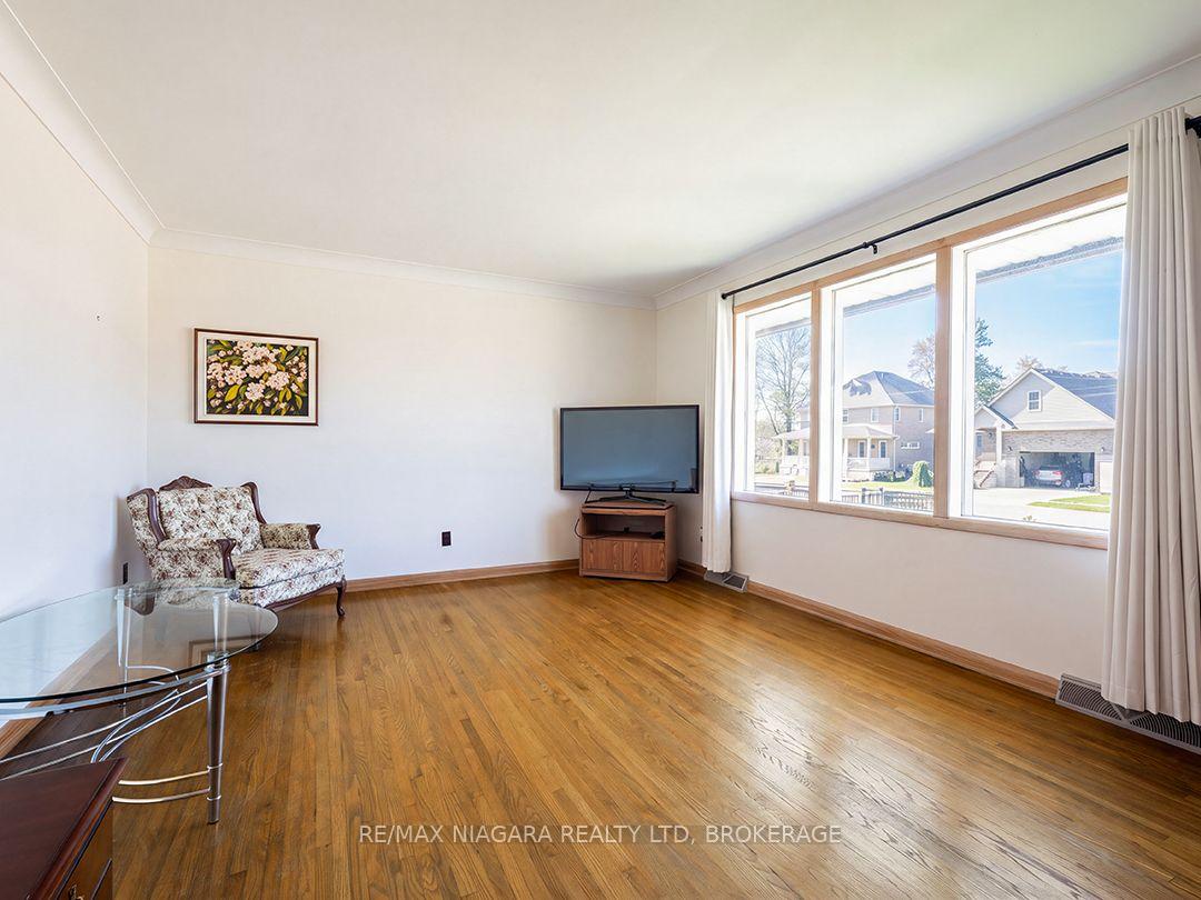 Photo 6 of 109 Hampton Avenue, Port Colborne, Sugarloaf — HOMEH