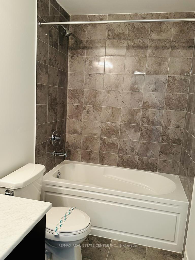 Photo 4 of Unit 410, 3401 Ridgeway Drive, Mississauga, Erin Mills — HOMEH