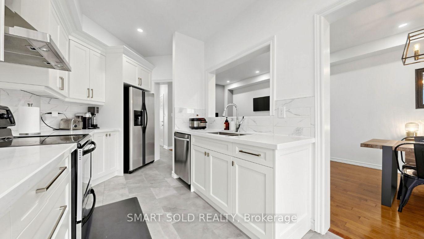 Photo 16 of 6 Kinney Gate, Vaughan, Maple — HOMEH