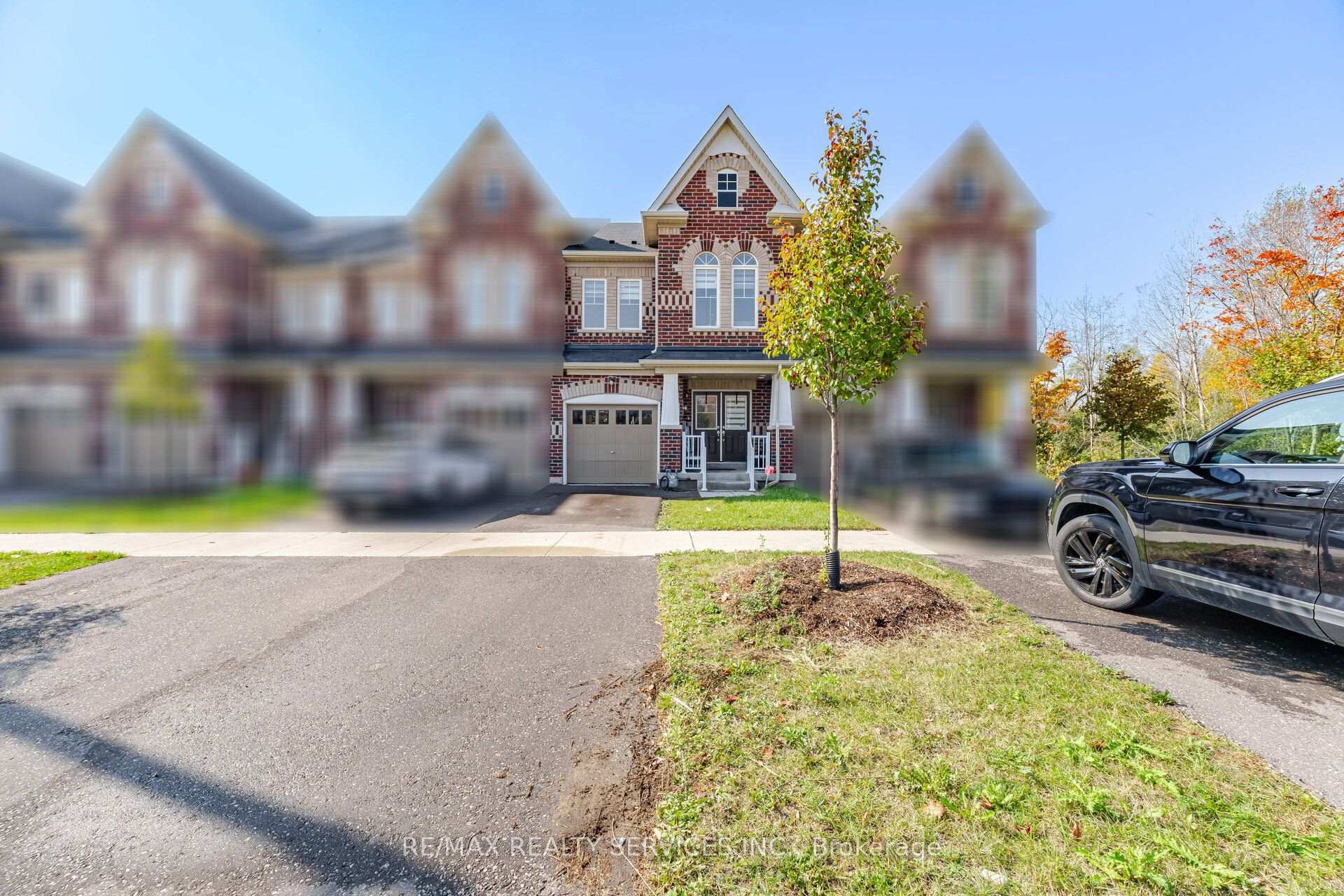 Photo 2 of 1221 Jim Brewster Circle, Oshawa, Eastdale — HOMEH