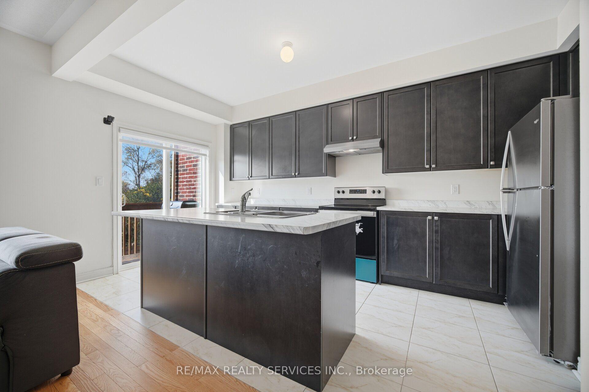 Photo 11 of 1221 Jim Brewster Circle, Oshawa, Eastdale — HOMEH
