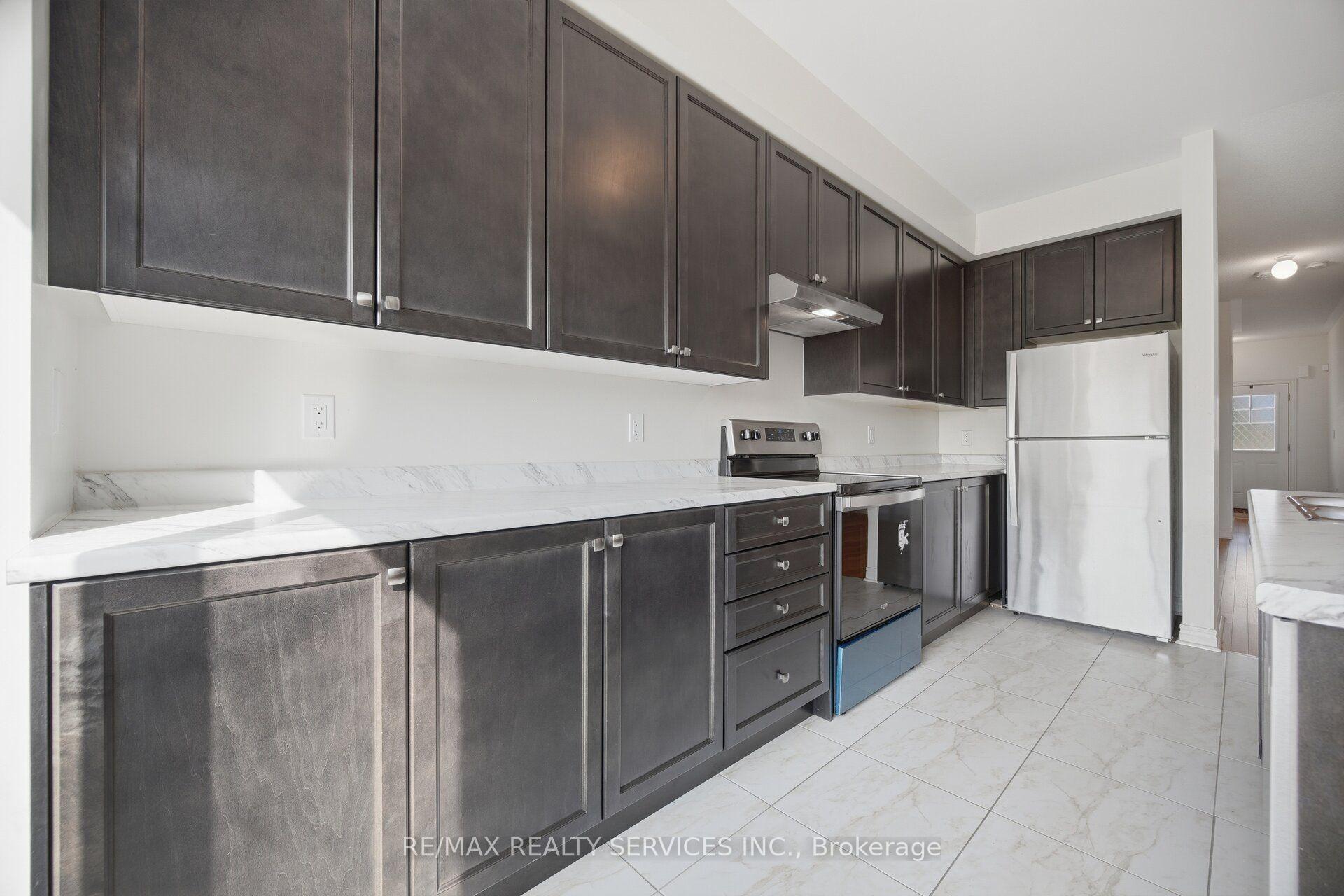 Photo 16 of 1221 Jim Brewster Circle, Oshawa, Eastdale — HOMEH