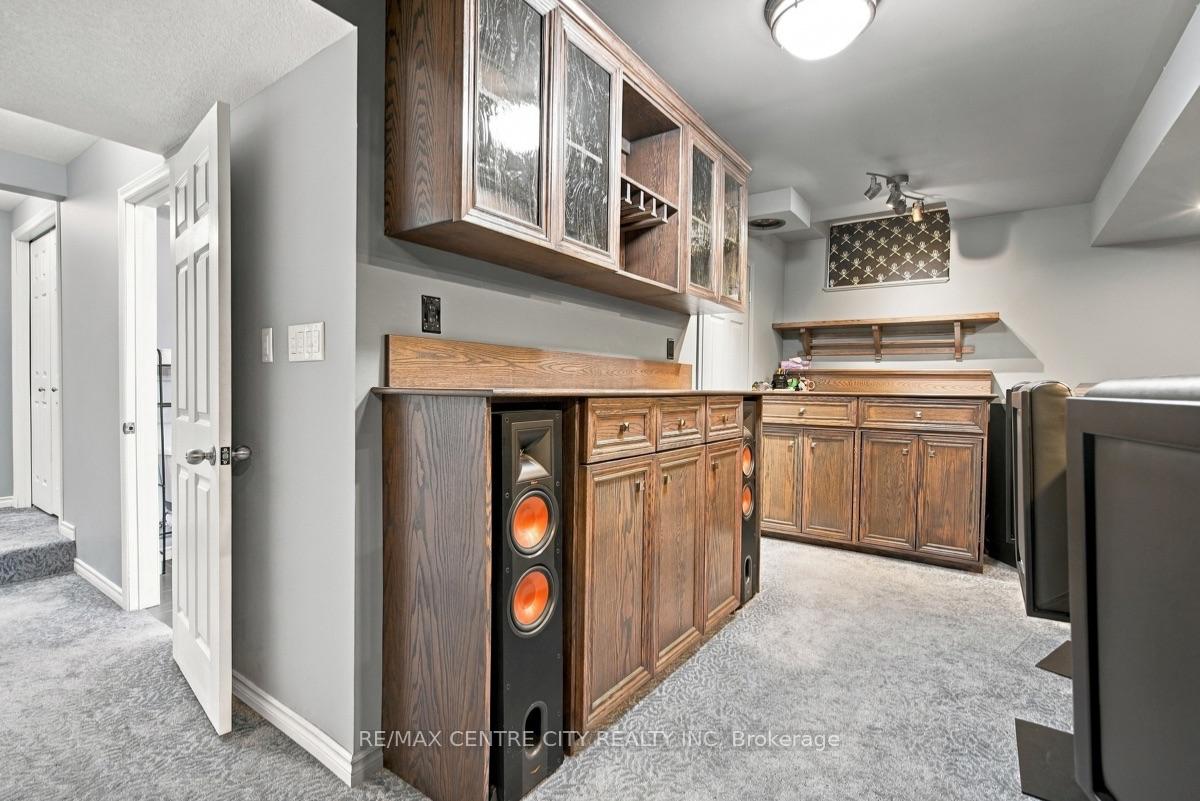 Photo 36 of 847 Whetherfield Street, London, North M — HOMEH