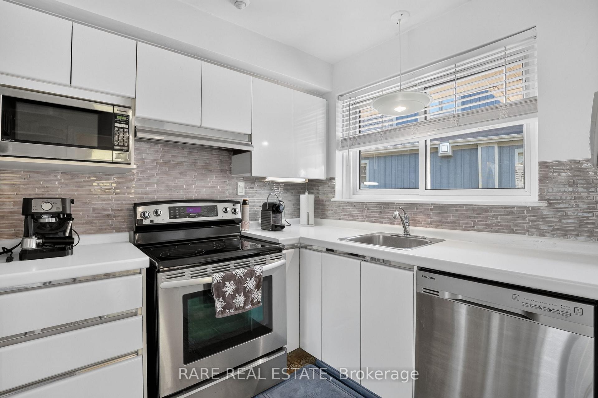 Photo 13 of 29 Malaren Road, Vaughan, Maple — HOMEH