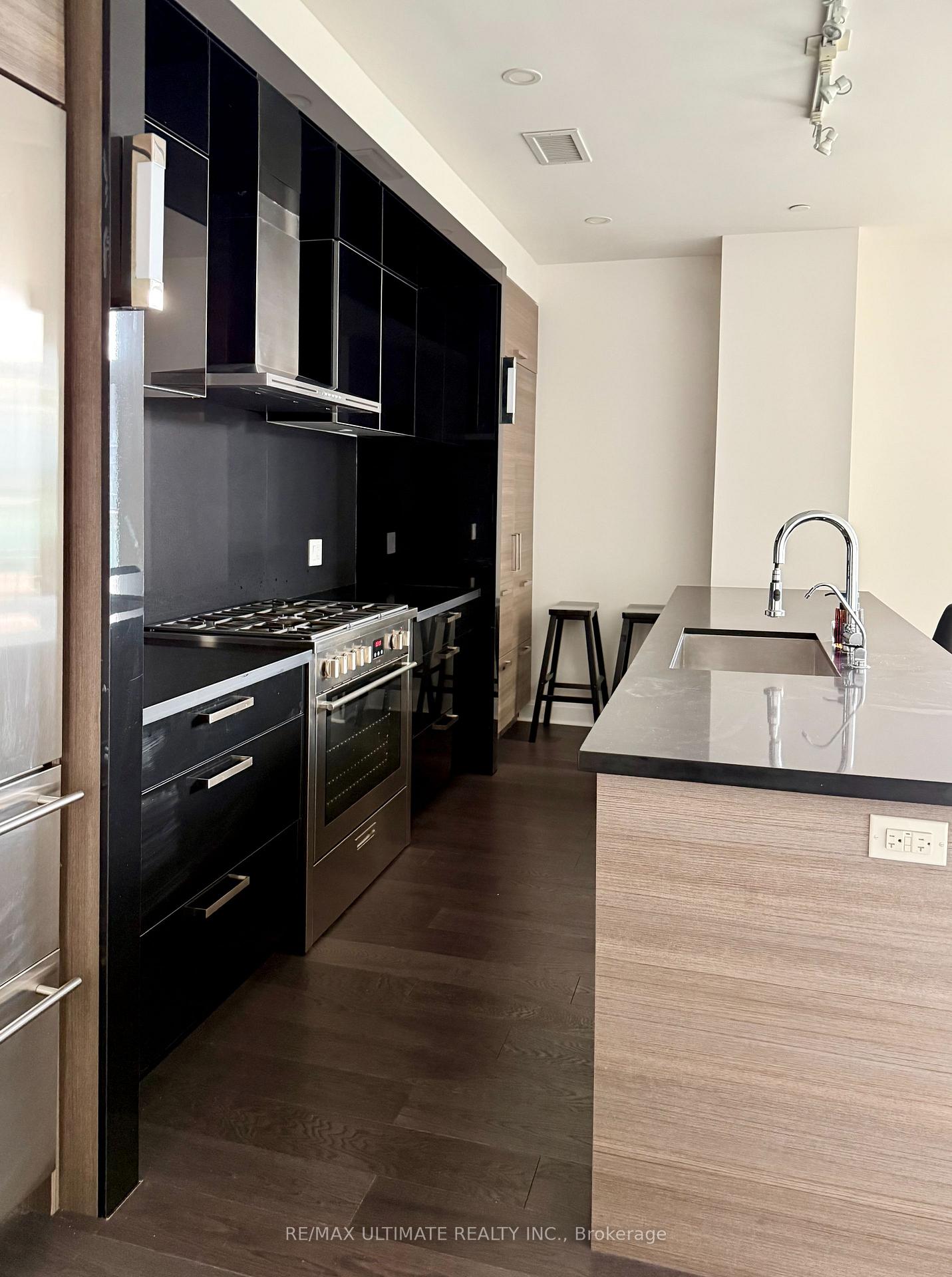 Photo 4 of Unit 3901, 33 Shore Breeze Drive, Etobicoke, Mimico — HOMEH