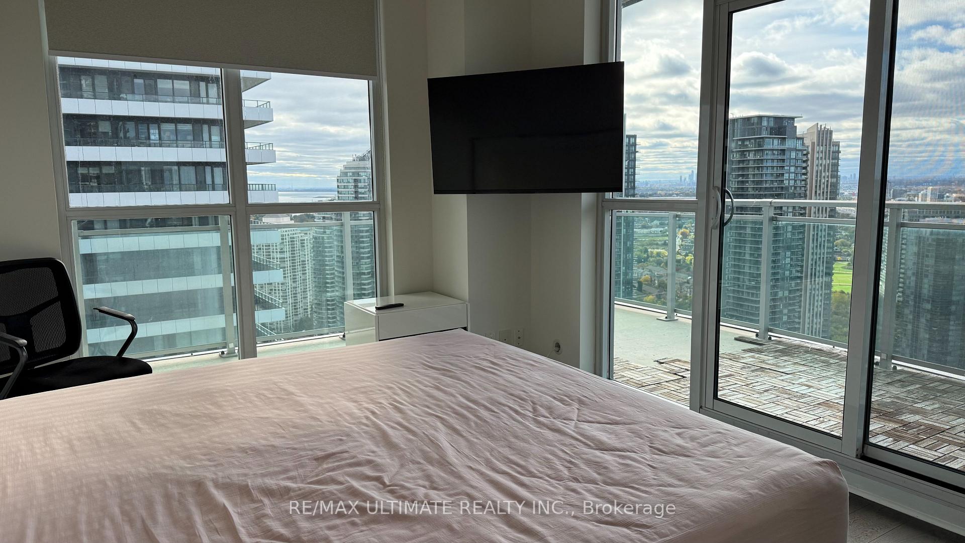 Photo 5 of Unit 3901, 33 Shore Breeze Drive, Etobicoke, Mimico — HOMEH