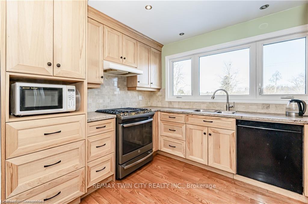 Photo 5 of 15 Greenbrook Drive, Kitchener — HOMEH