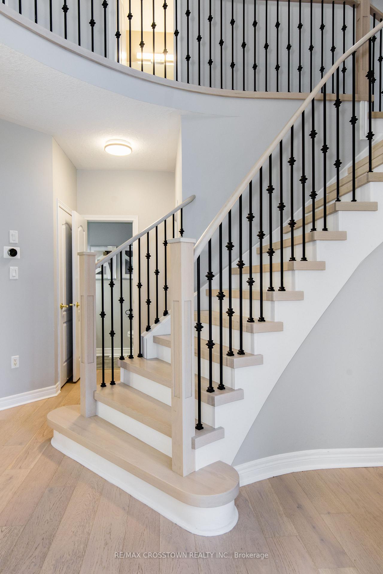 Photo 5 of 62 Windsor Crescent, Barrie, Innis-Shore — HOMEH