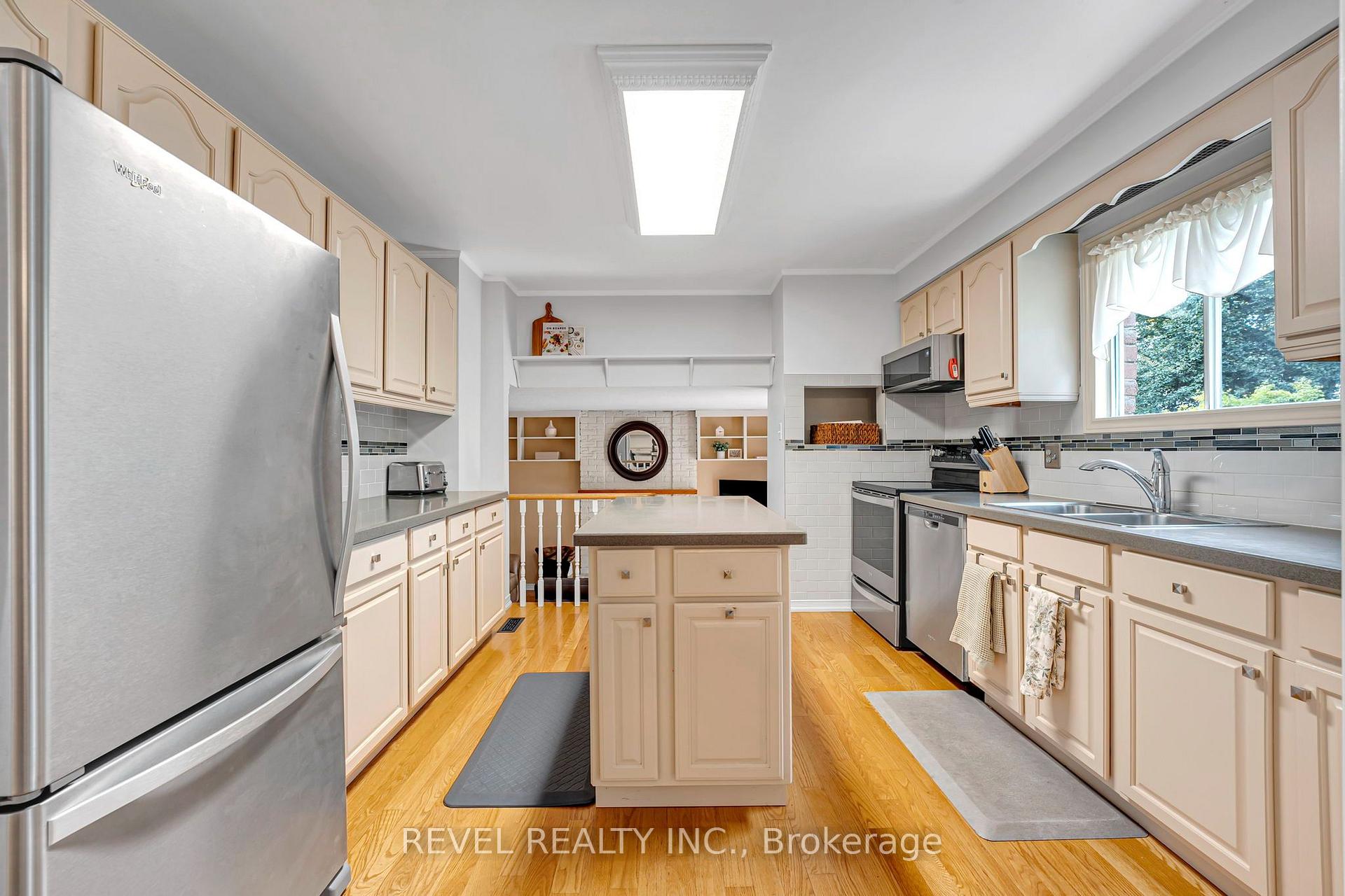 Photo 8 of 806 Linden Court, Whitby, Williamsburg — HOMEH