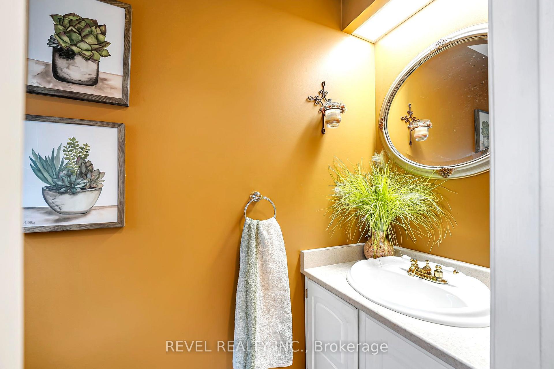 Photo 10 of 806 Linden Court, Whitby, Williamsburg — HOMEH