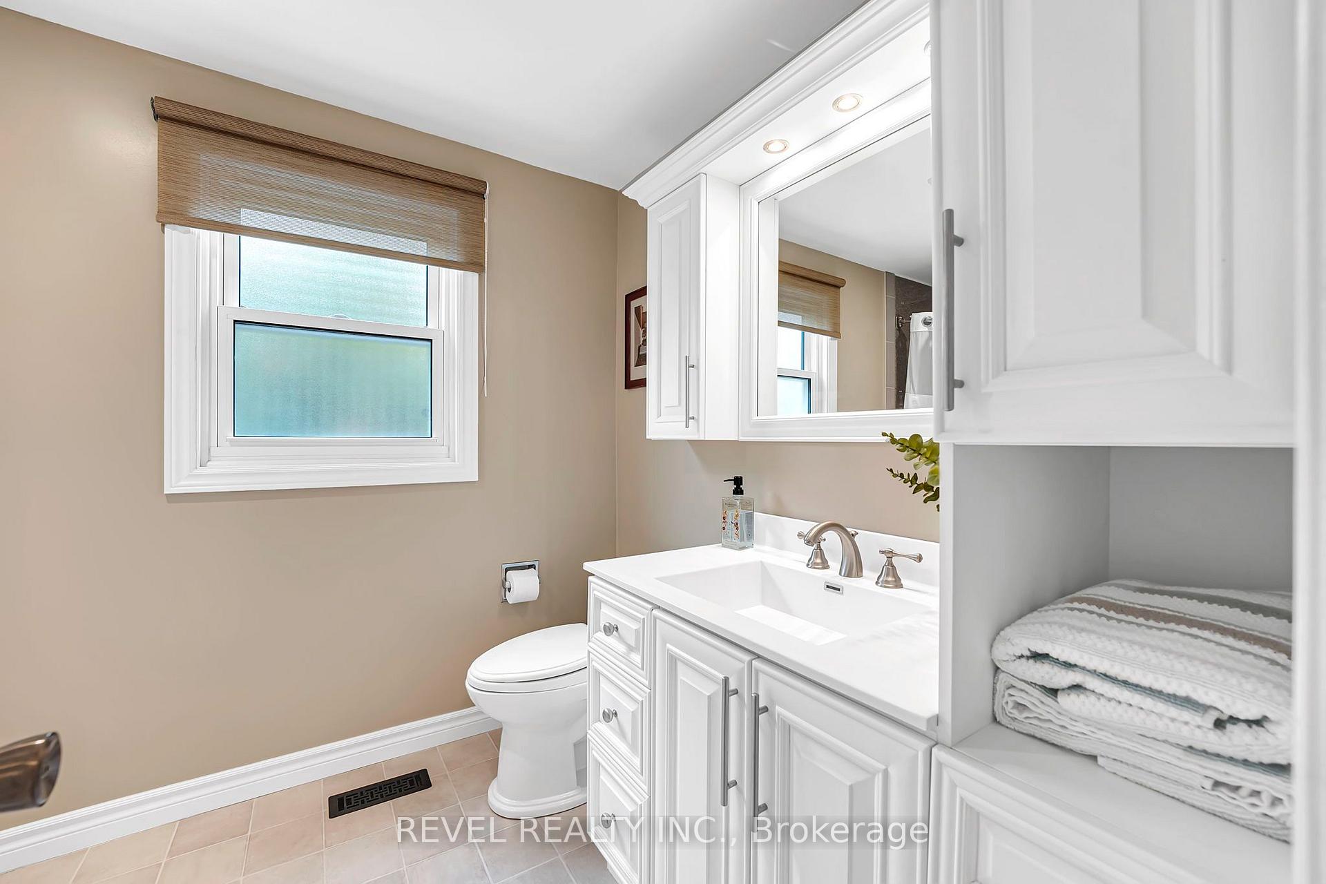 Photo 19 of 806 Linden Court, Whitby, Williamsburg — HOMEH
