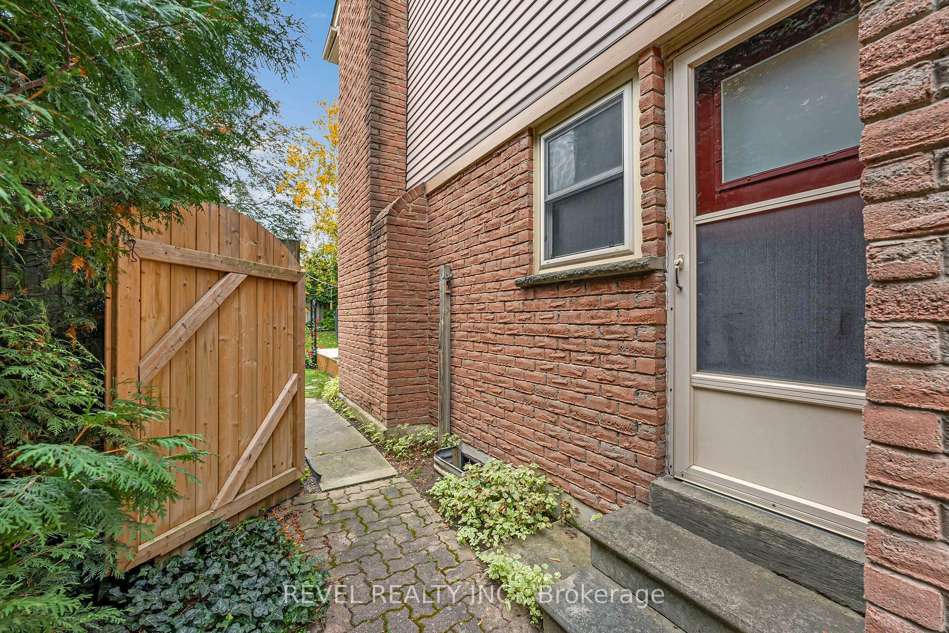 Photo 24 of 806 Linden Court, Whitby, Williamsburg — HOMEH