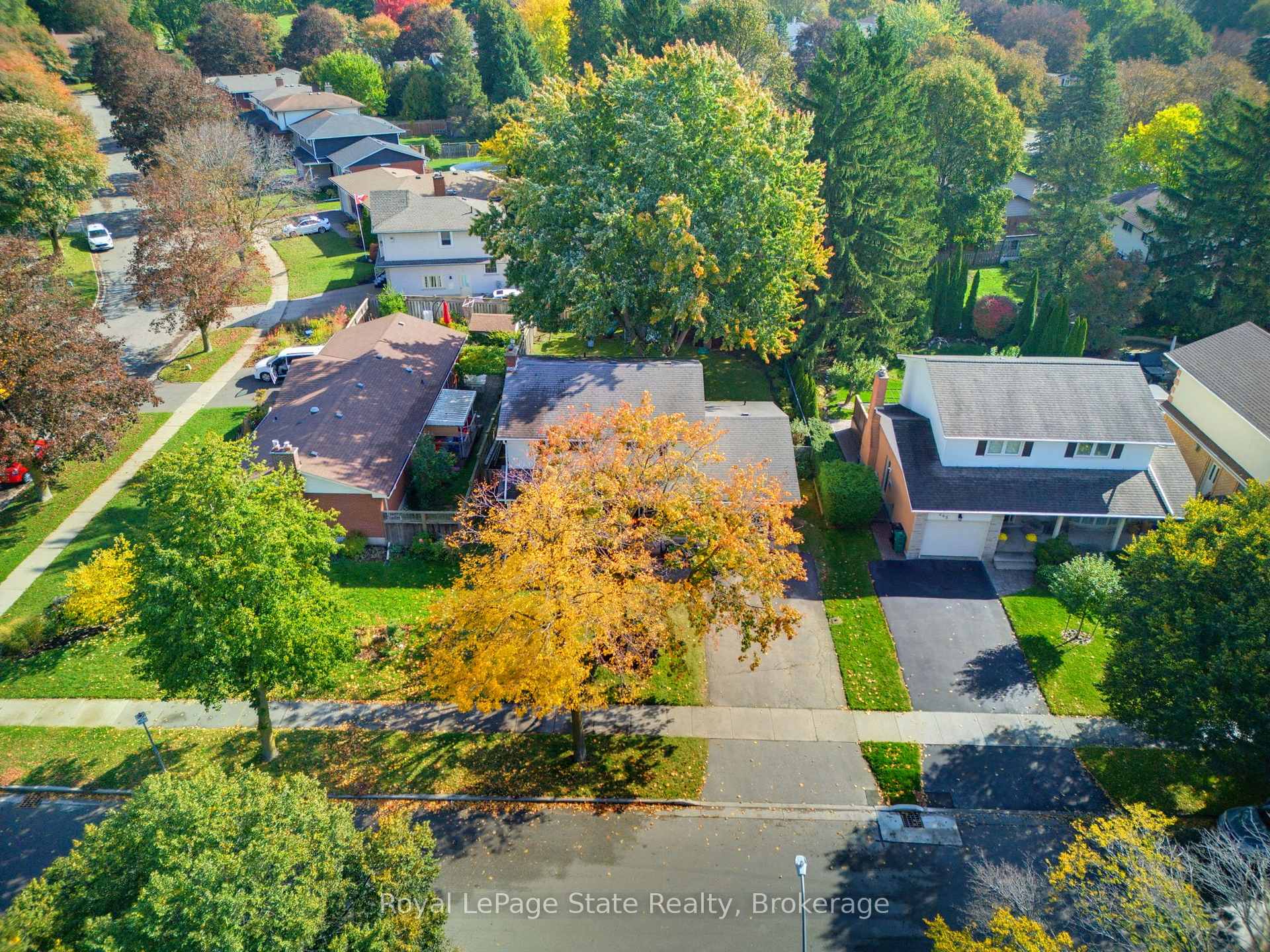 Photo 2 of 239 Carson Drive, Kitchener, Heritage Park - Kitchener — HOMEH