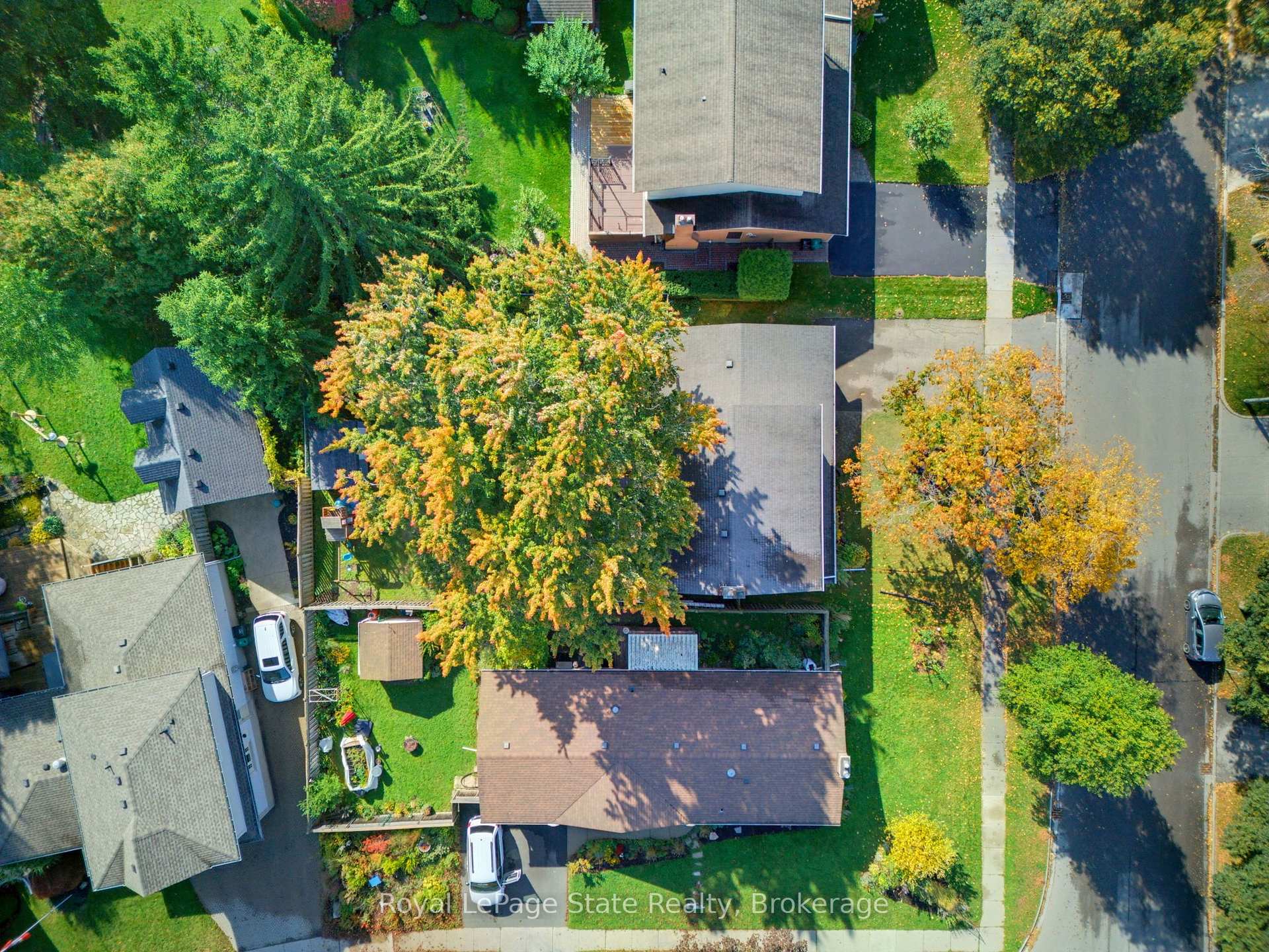 Photo 3 of 239 Carson Drive, Kitchener, Heritage Park - Kitchener — HOMEH